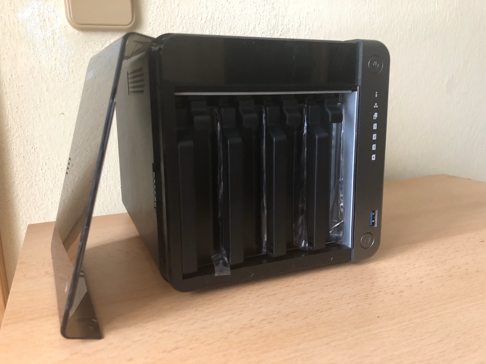 QNAP TS-453D zapojeni 2 QNAP TS-453D