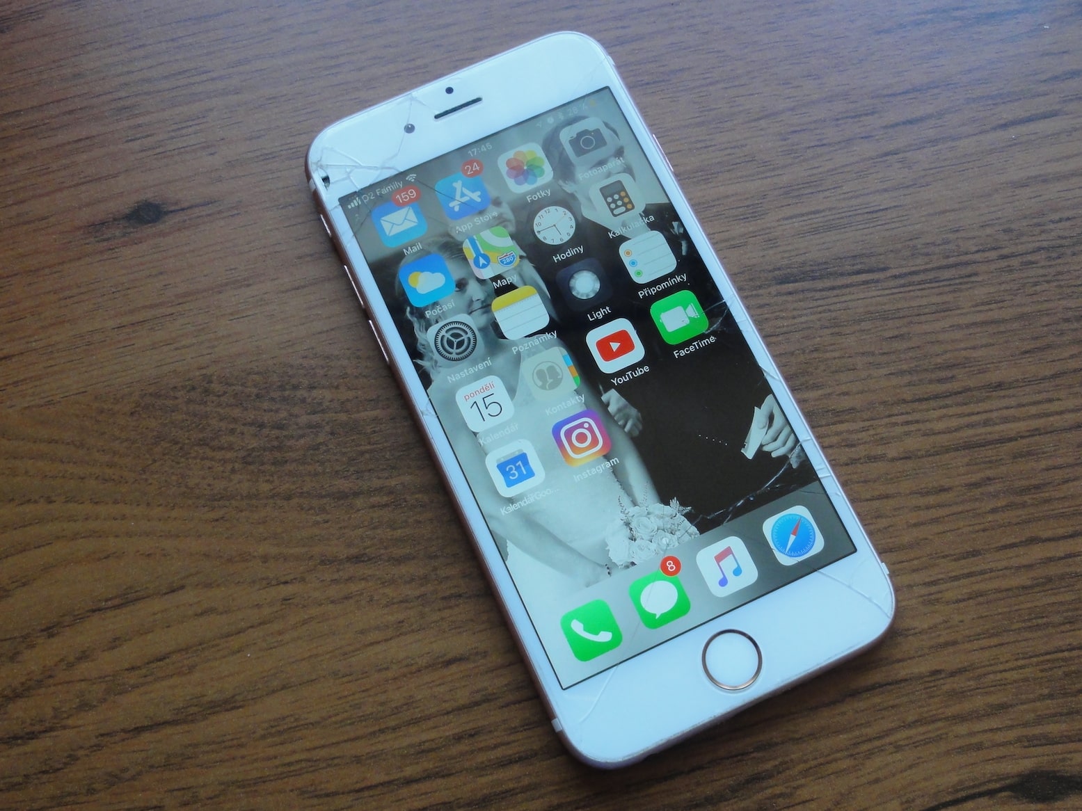 iPhone praskle sklo-min iPhone Prasklé sklo