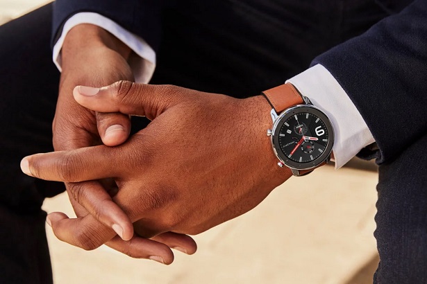 man wearing smartwatch