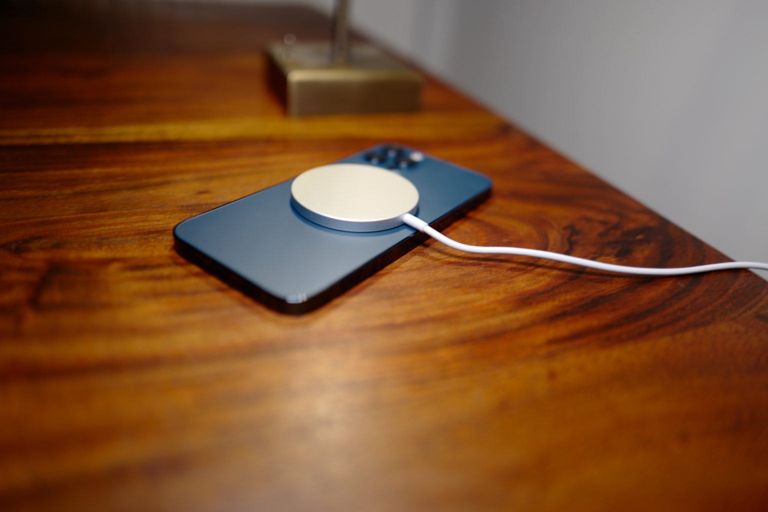 Recenze MagSafe: „Bezdrátová“ nabíječka, která tak nějak nedává smysl ...