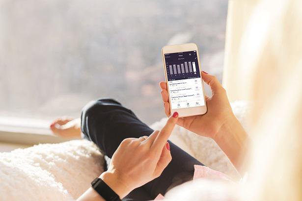 hand using smartphone app