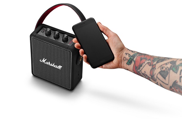 hand holding phone speaker