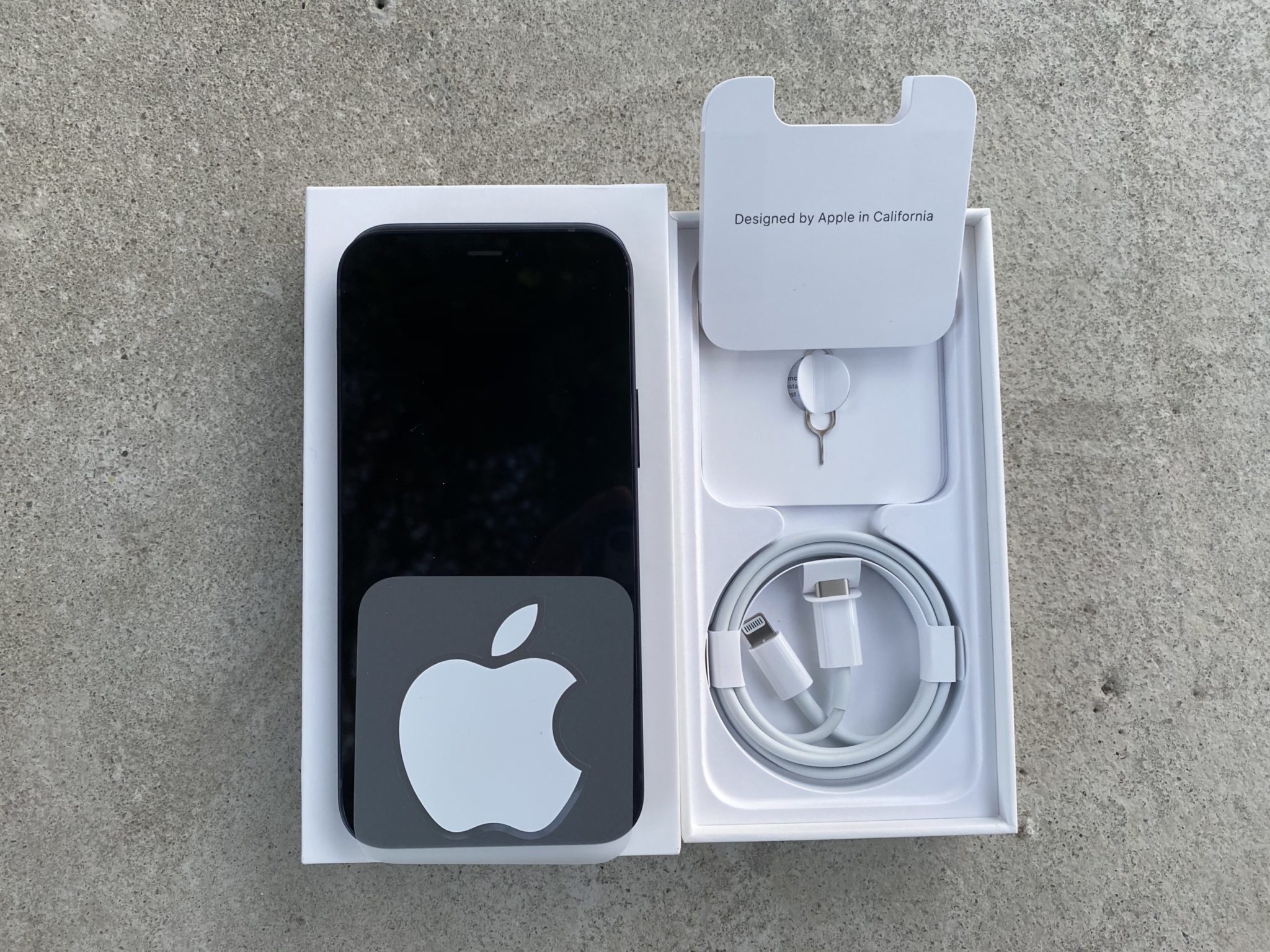 Na Apple míří žaloba kvůli absenci nabíječky v balení iPhonu 12 Letem