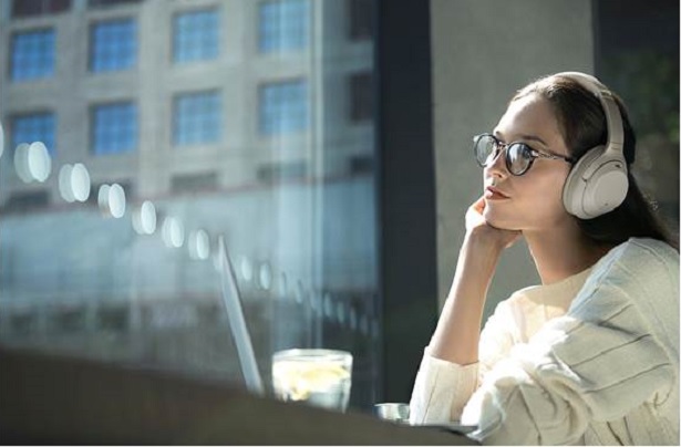 woman with headphones at cafe