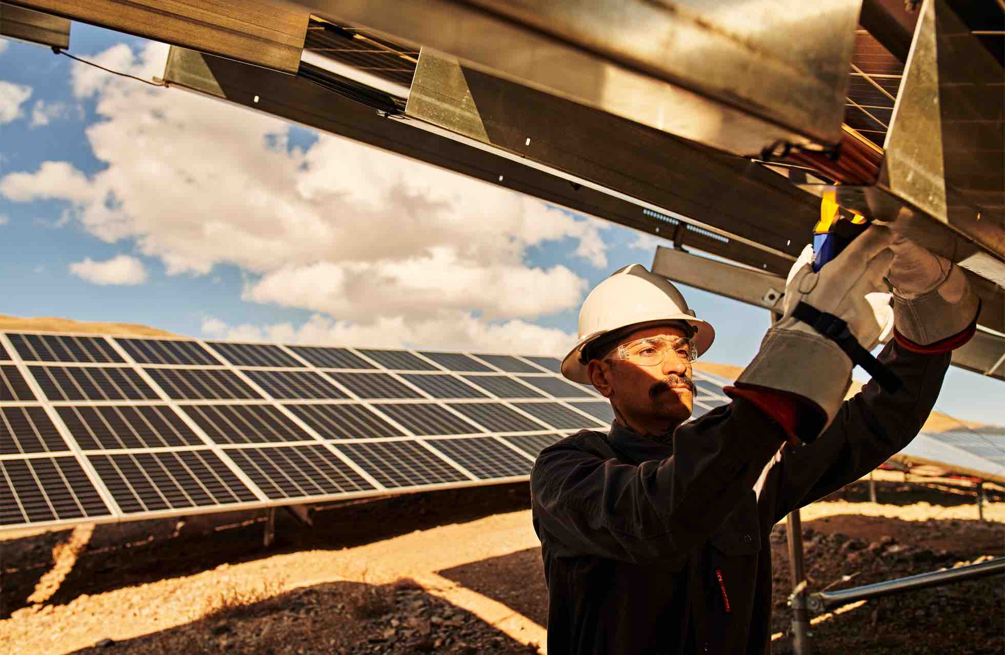 Apple_green-bonds-create-clean-power_team-member-working_031721 Apple_green-bonds-create-clean-power_team-member-working_031721