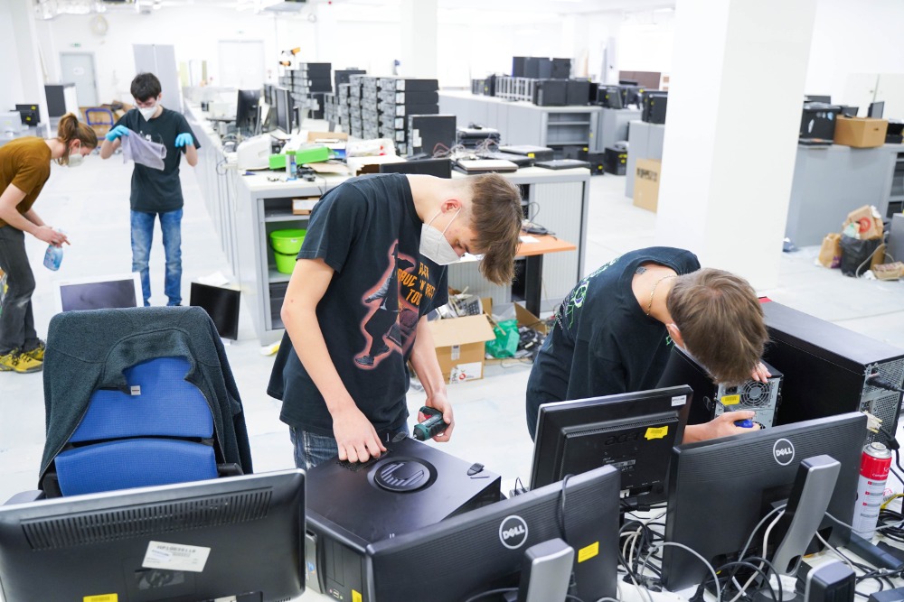 Servisní práce na počítačové technice od dárců