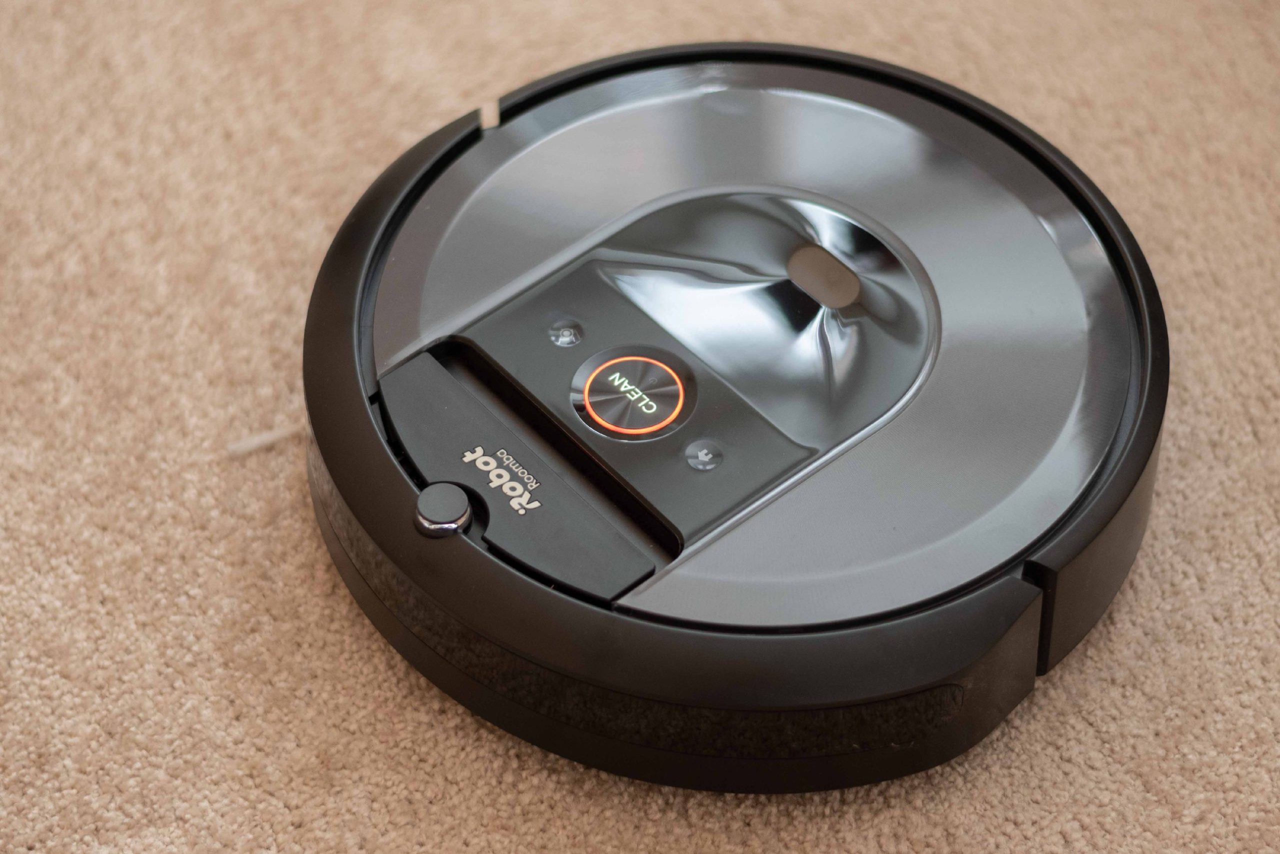 Robotický vysavač iRobot Roomba i7+ v redakci LsA