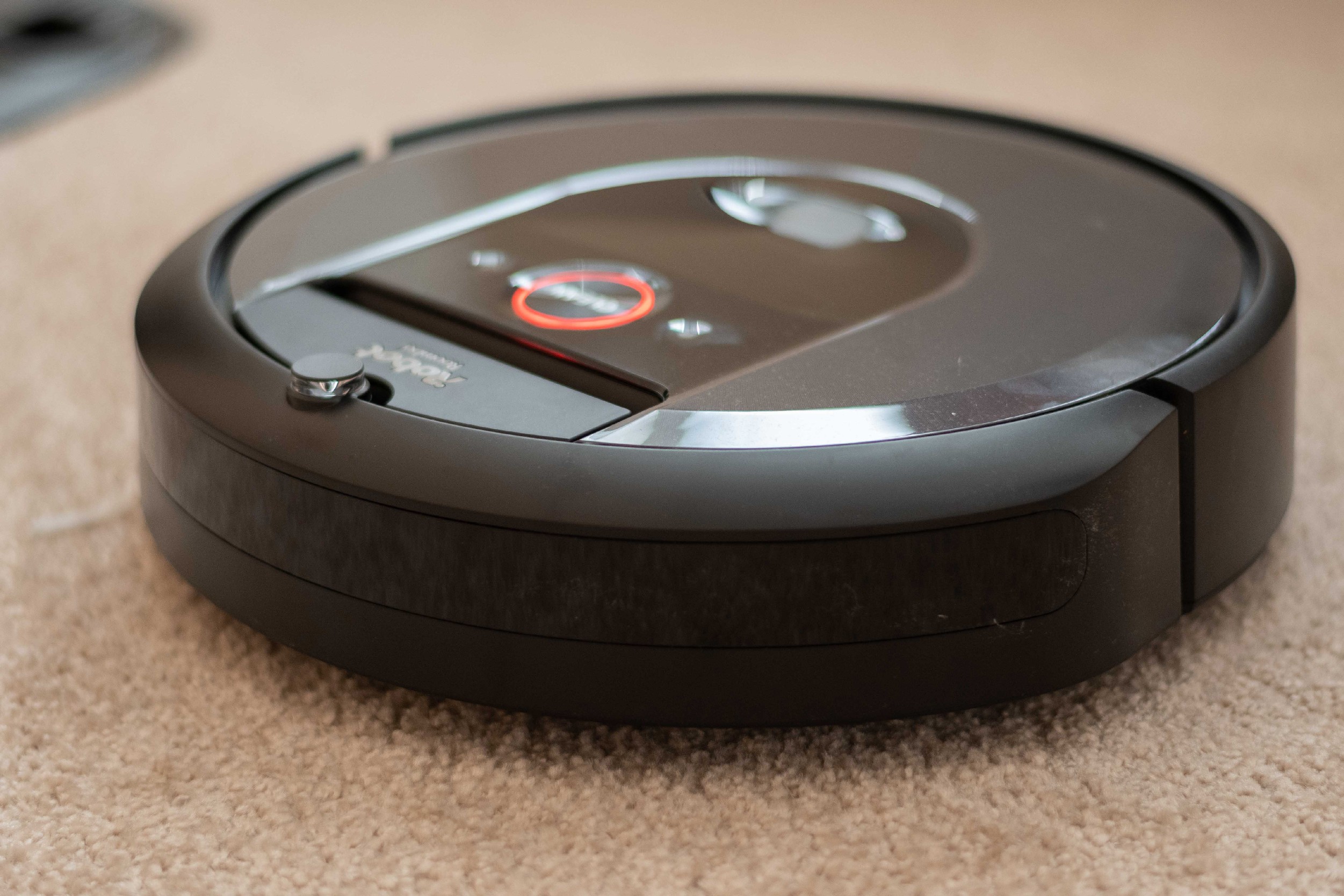 Robotski sesalnik iRobot Roomba i7+ v uredništvu LsA