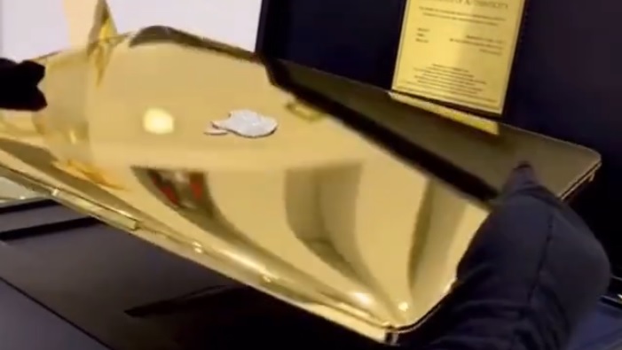 zlatý MacBook