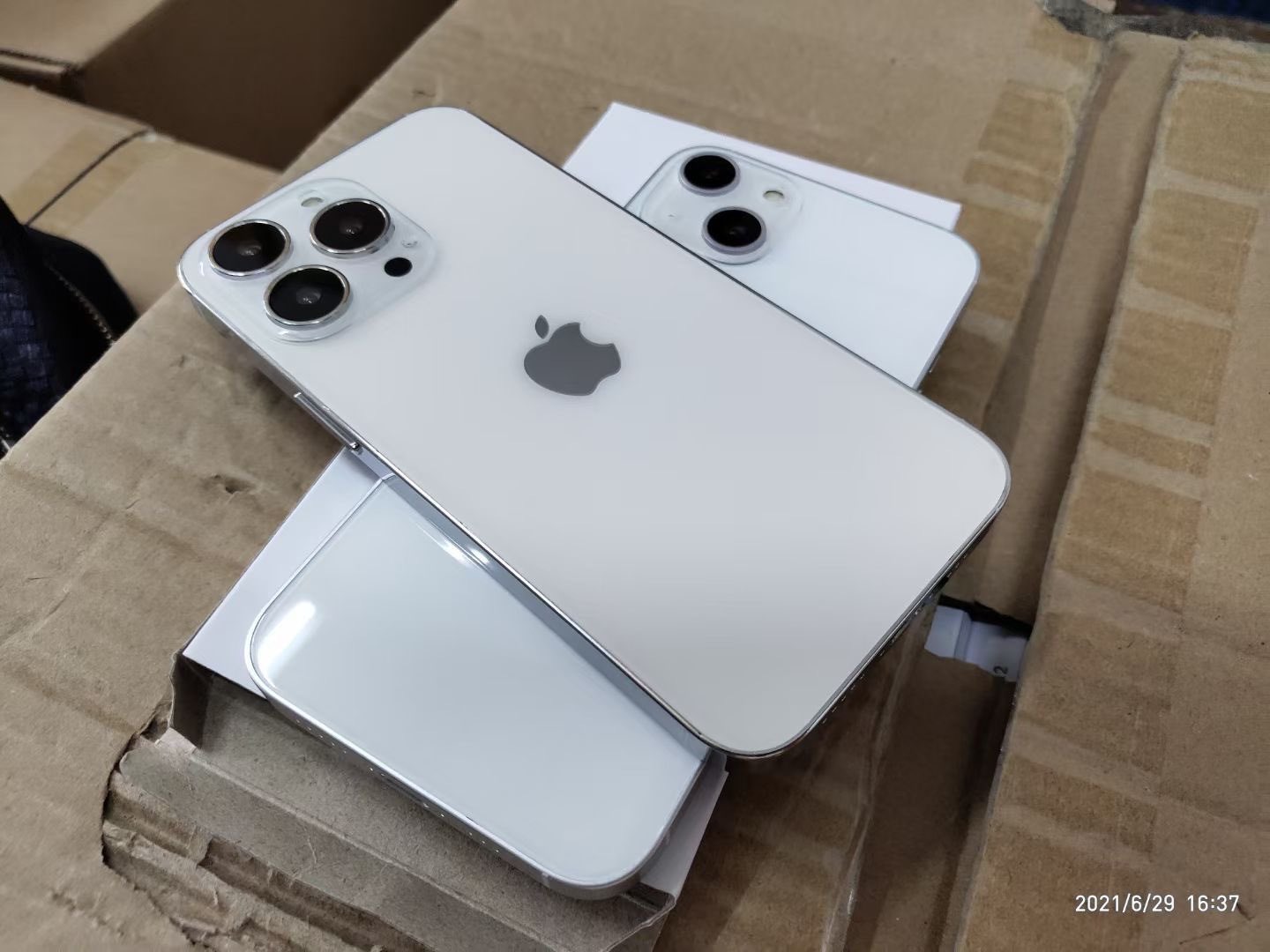 Objevily se další makety iPhonů 13 (Pro), potvrzují upravený design jejich fotoaparátů