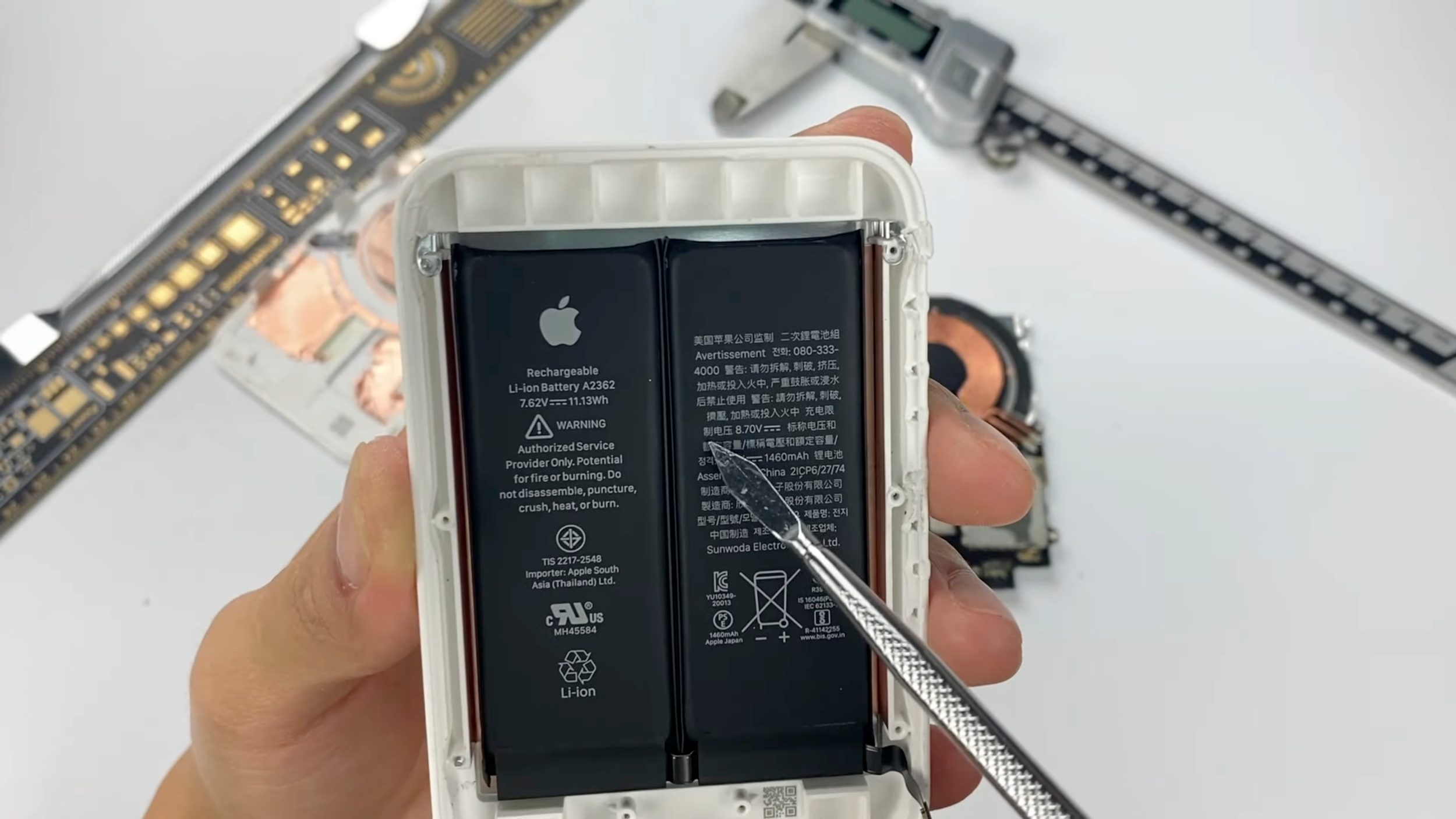 MagSafe-Battery-Back-teardown Vnitřek MagSafe Battery Packu