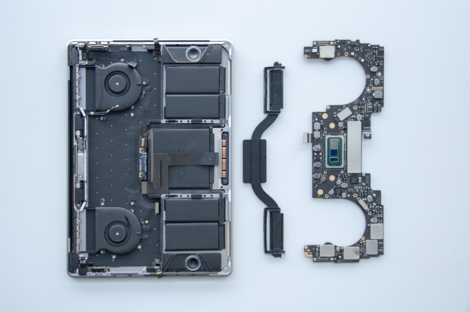 rozebraný macbook