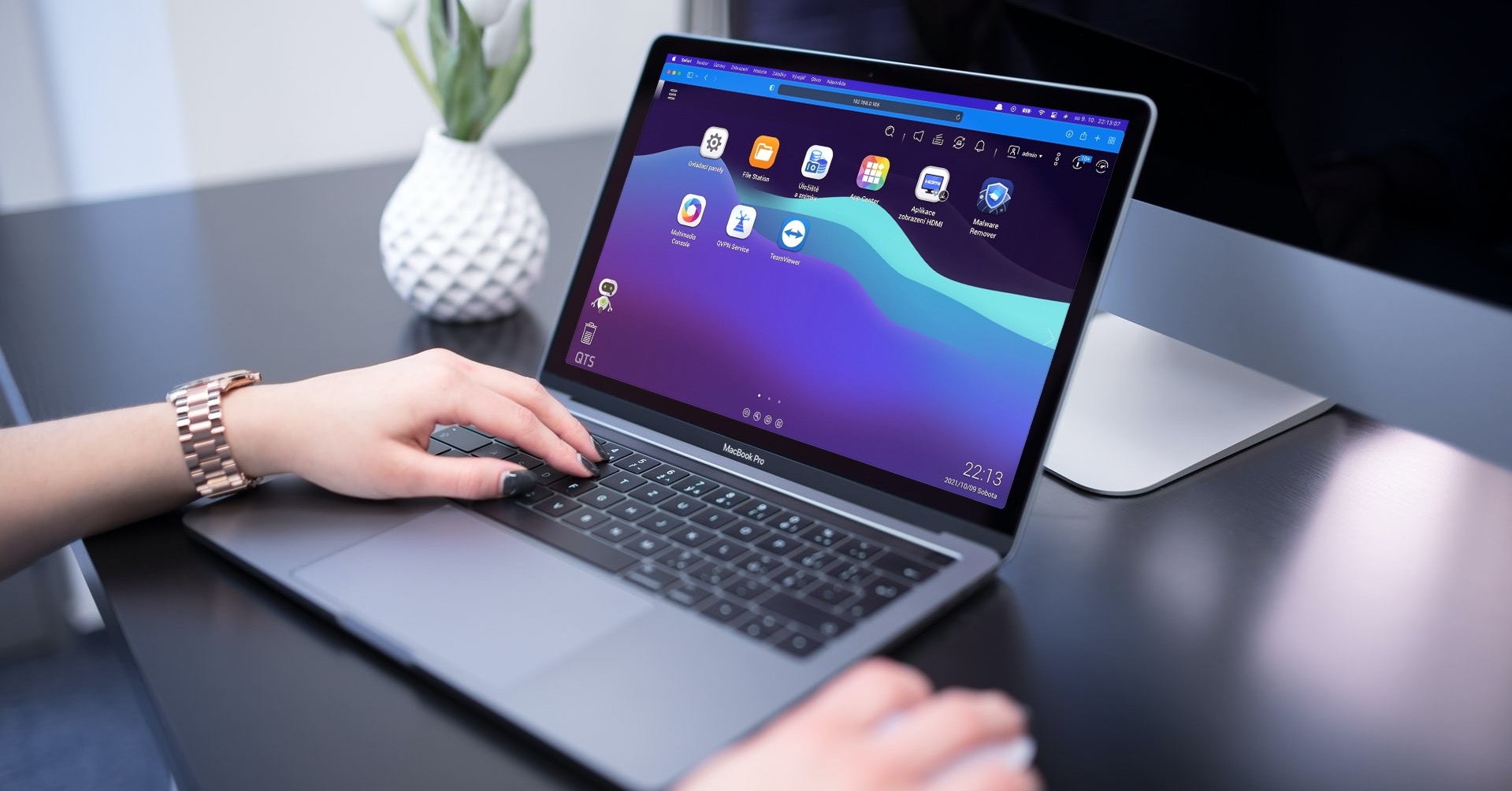 qts 5.0 na macbooku pro smartmockups MacBook Pro: QNAP NAS s QTS 5.0