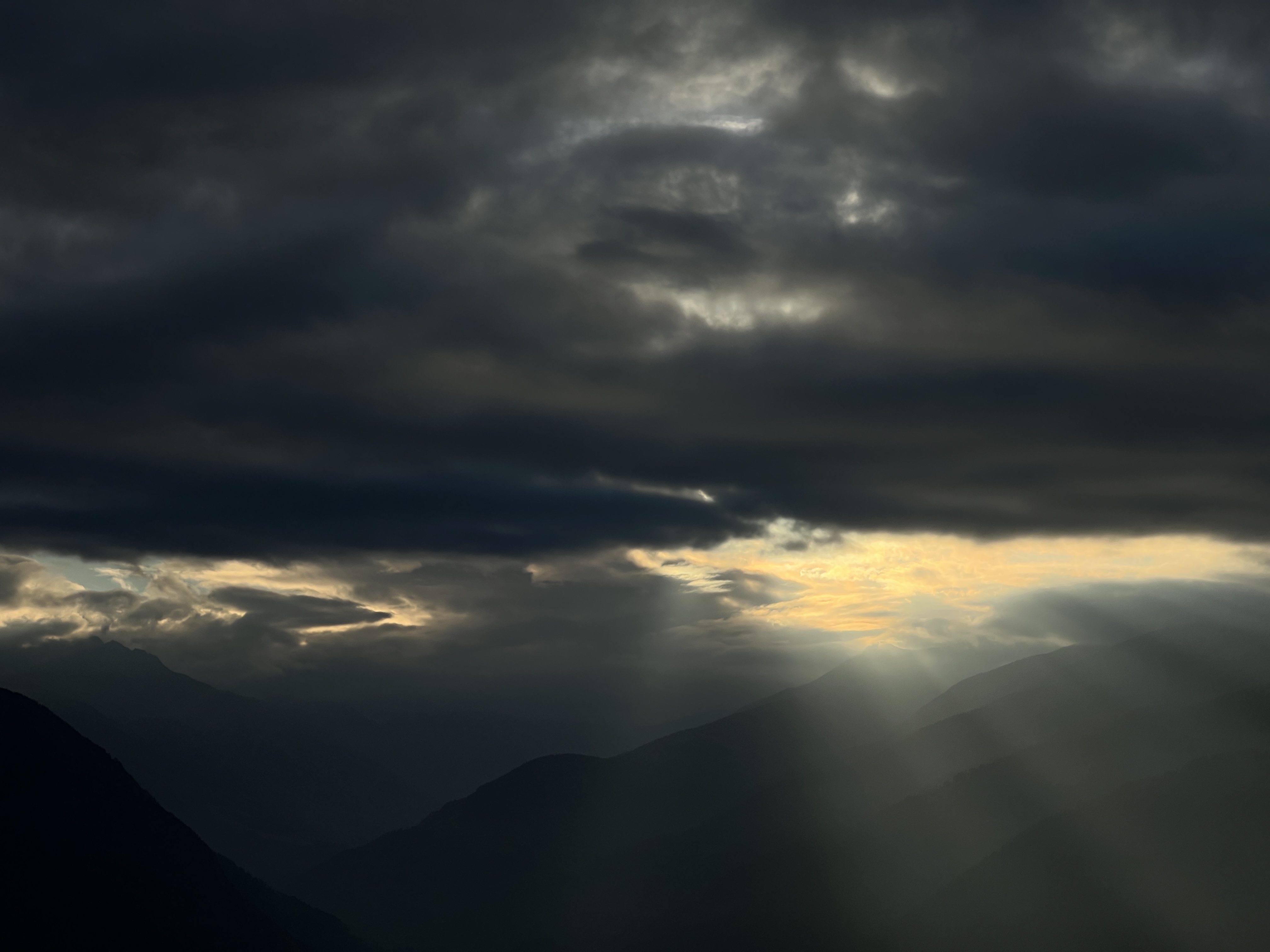 cloudy sky with sun rays