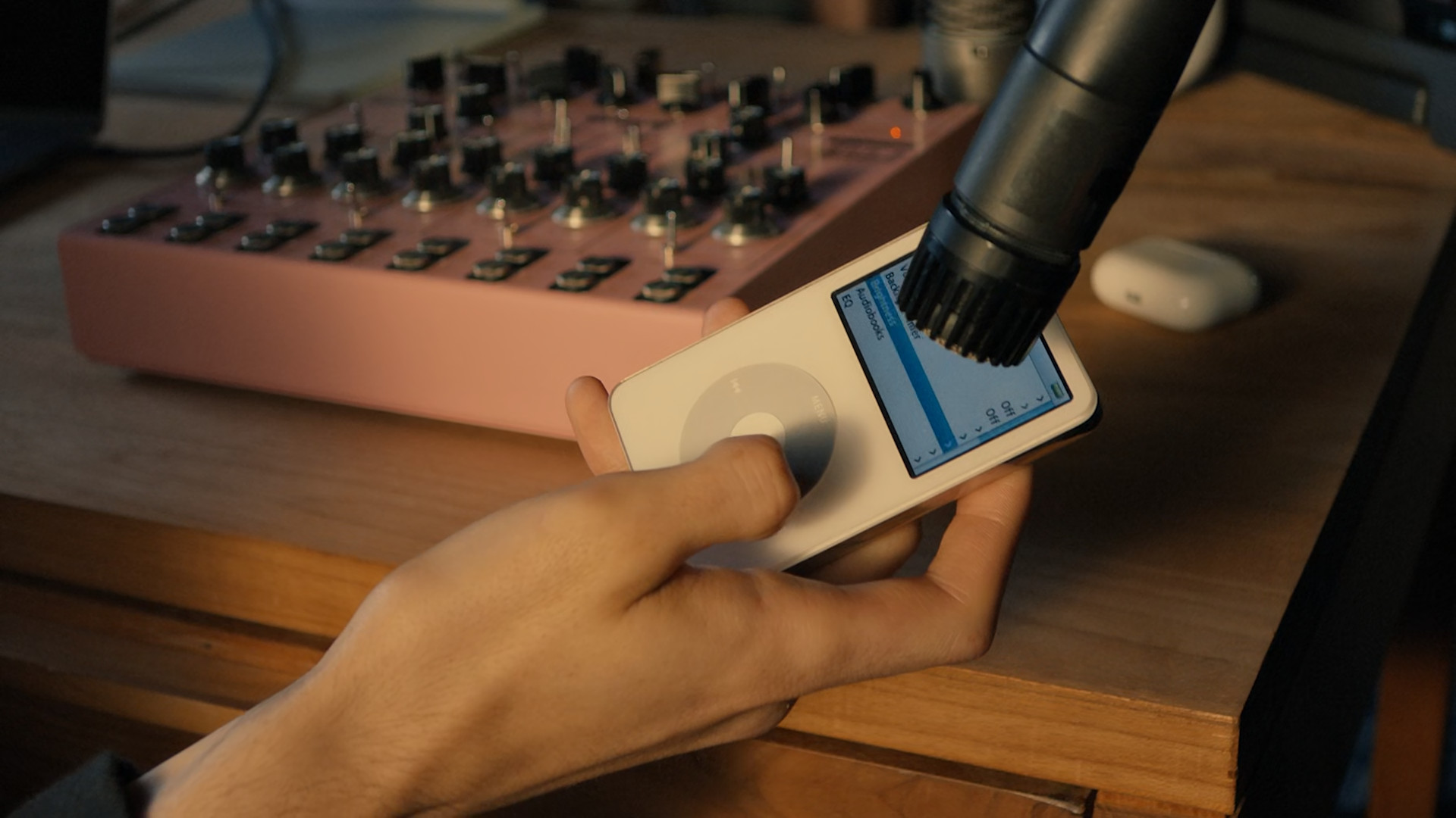 hand holding ipod with microphone