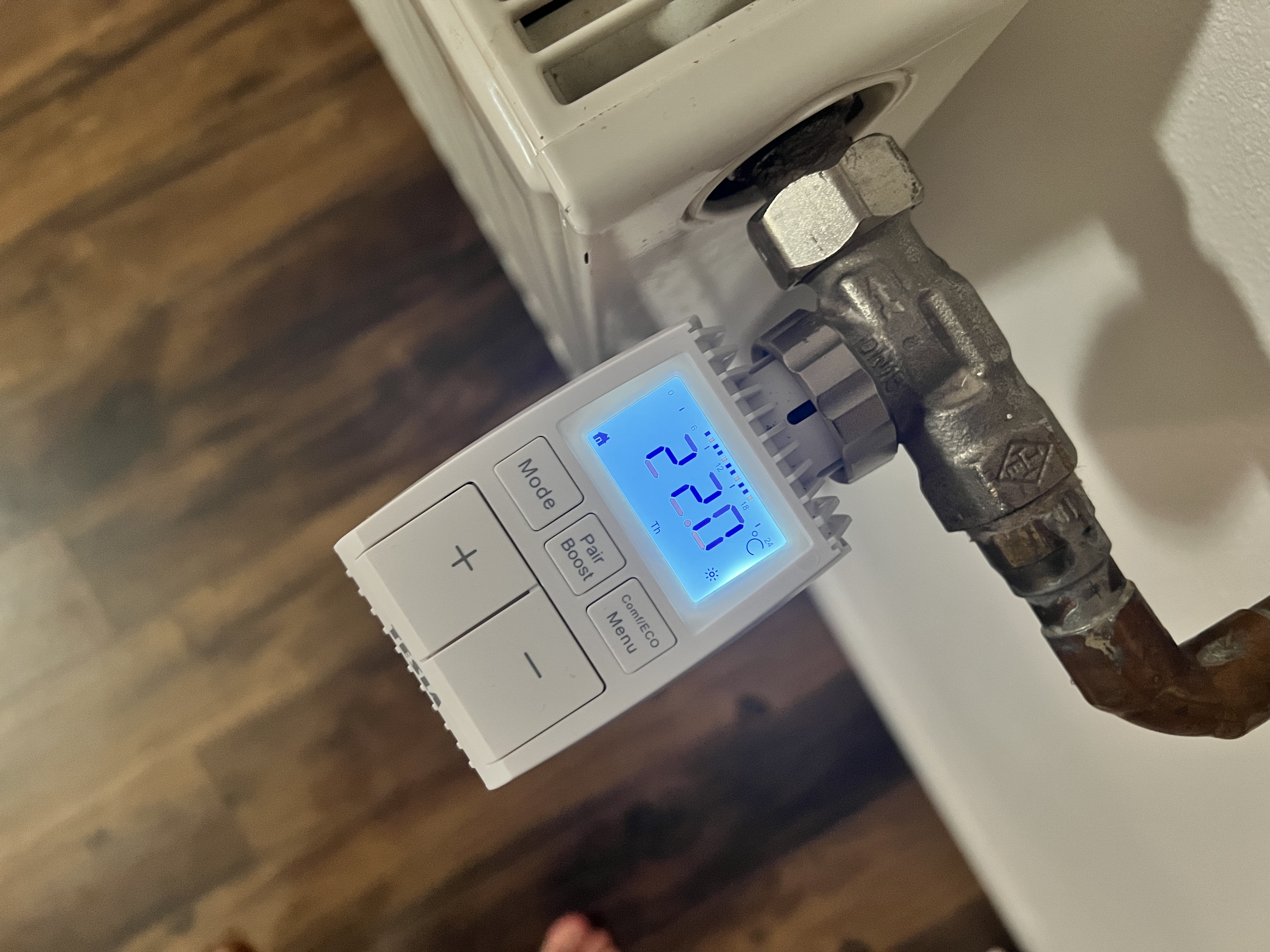 Tesla termostatická hlavice