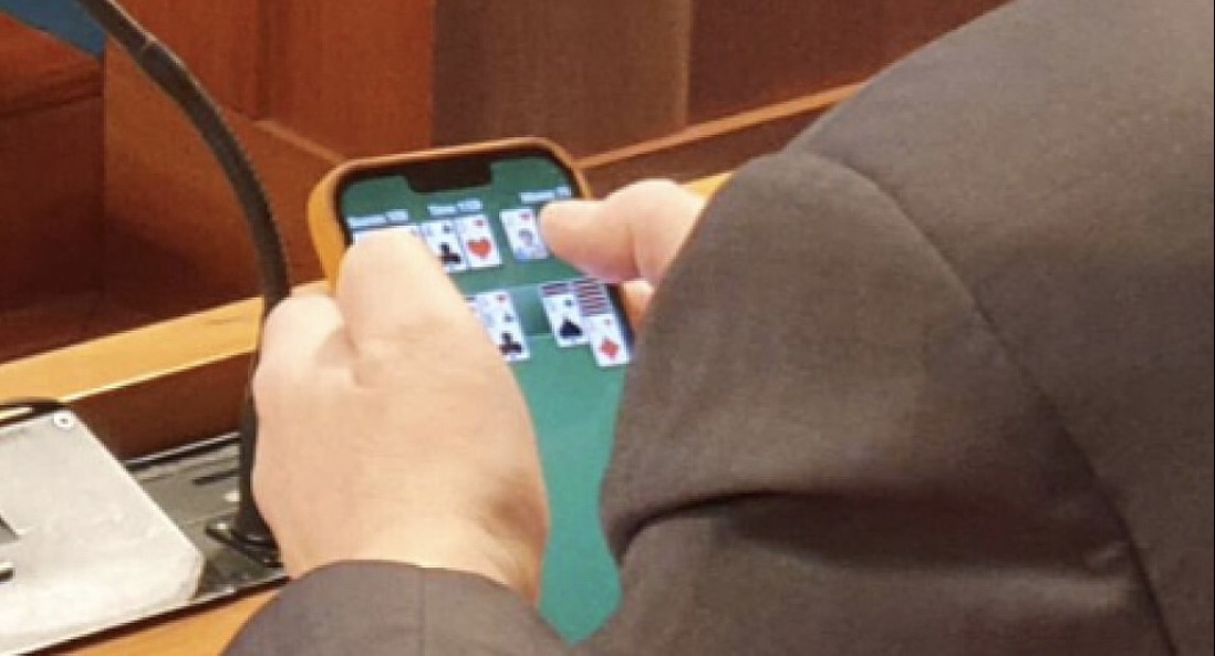 Válek hrající karty