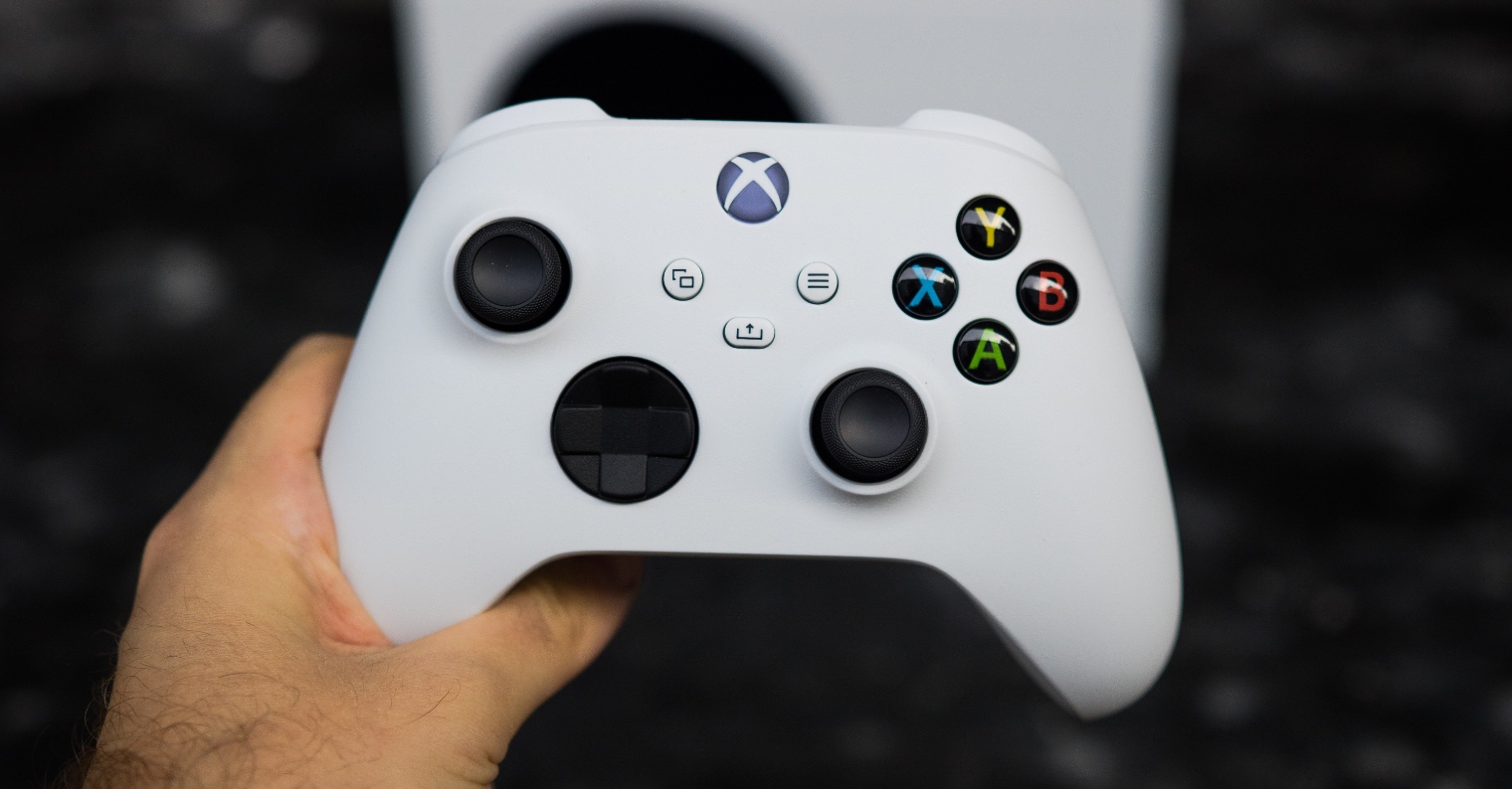 white gaming controller hand