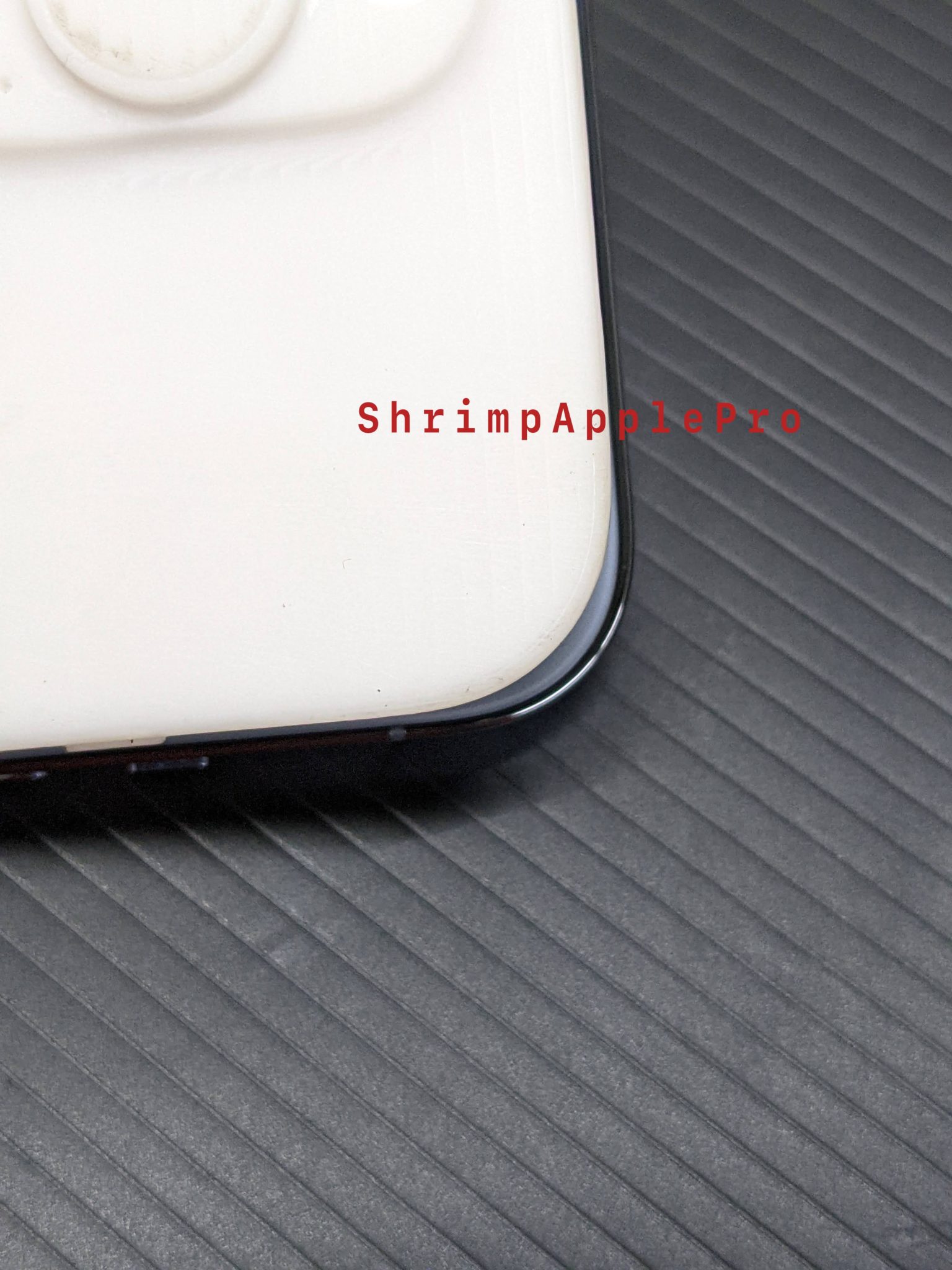 Podívejte se na porovnání dokonalé repliky iPhonu 14 Pro Max s iPhonem