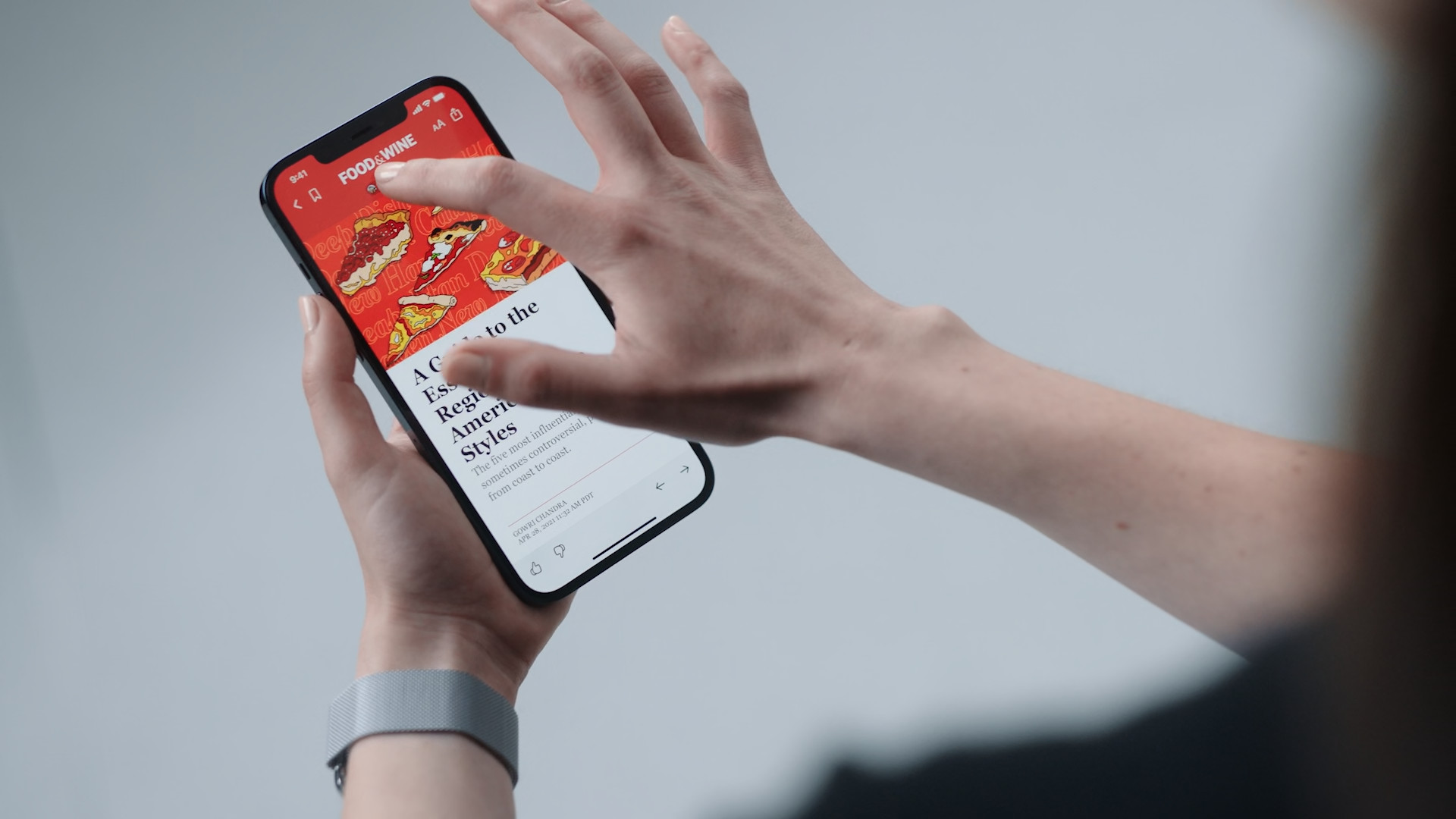 hand holding iphone pizza guide