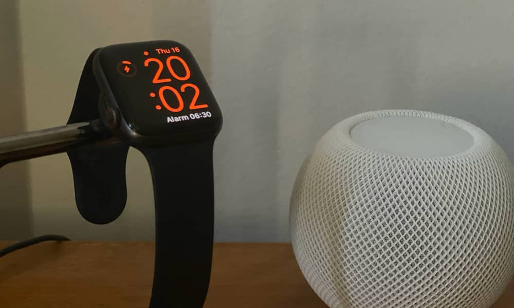 watchos9 noční stolek červený text