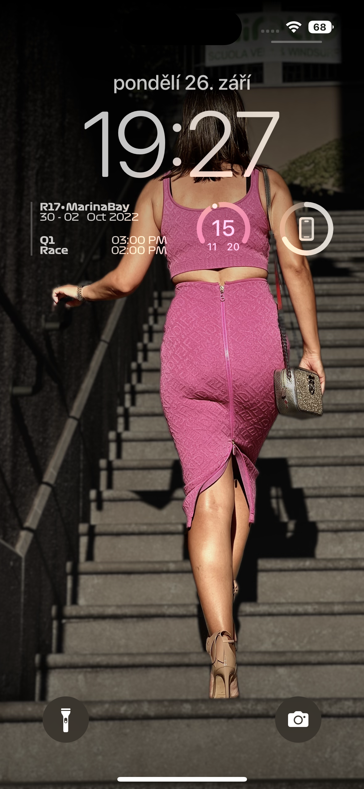 phone lock screen time display evening