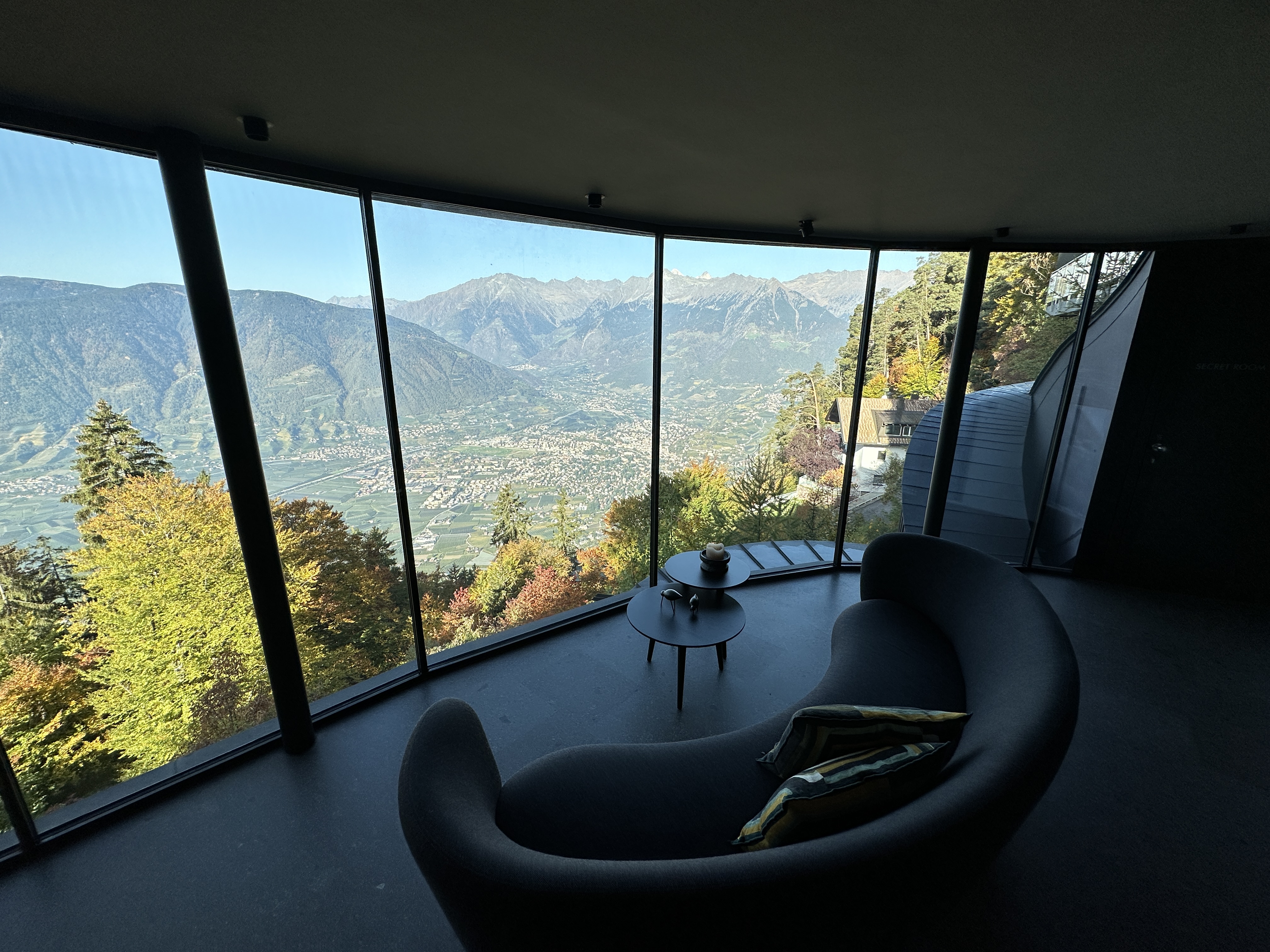 panoramic mountain view room