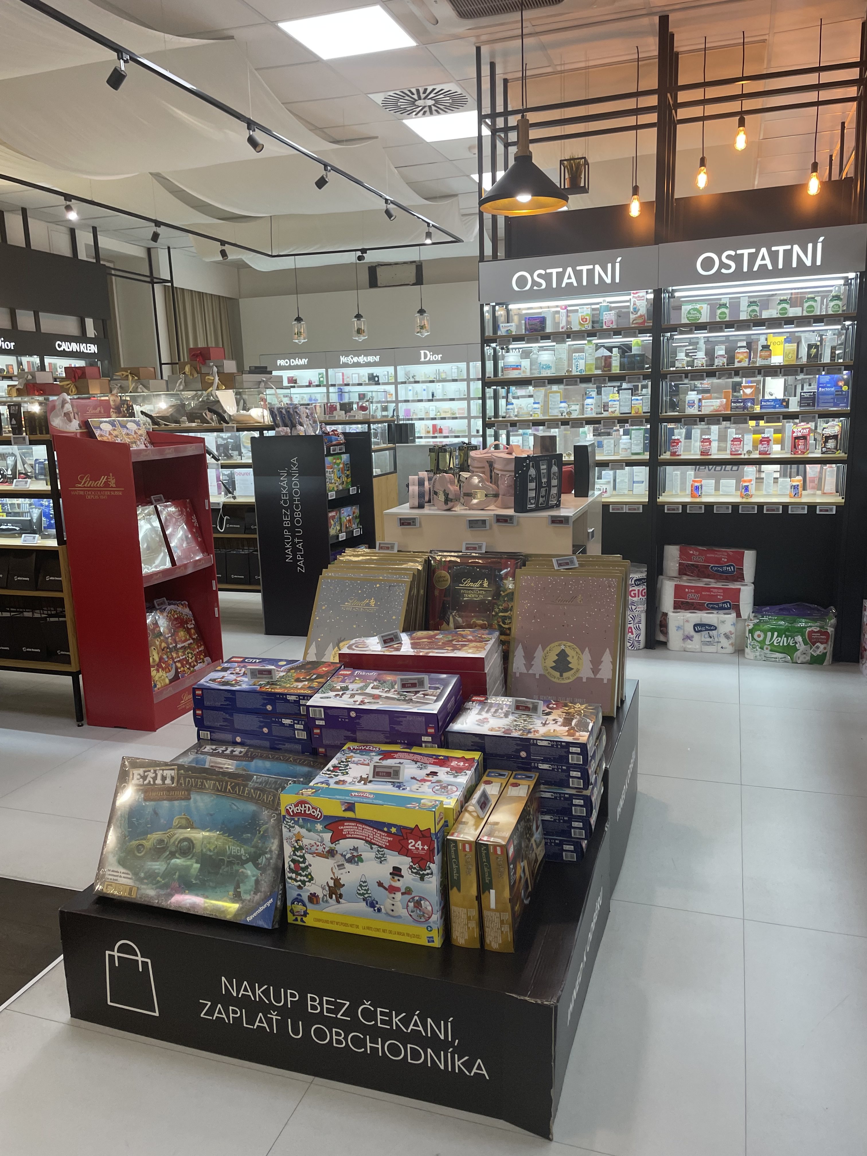 store gift display aisle