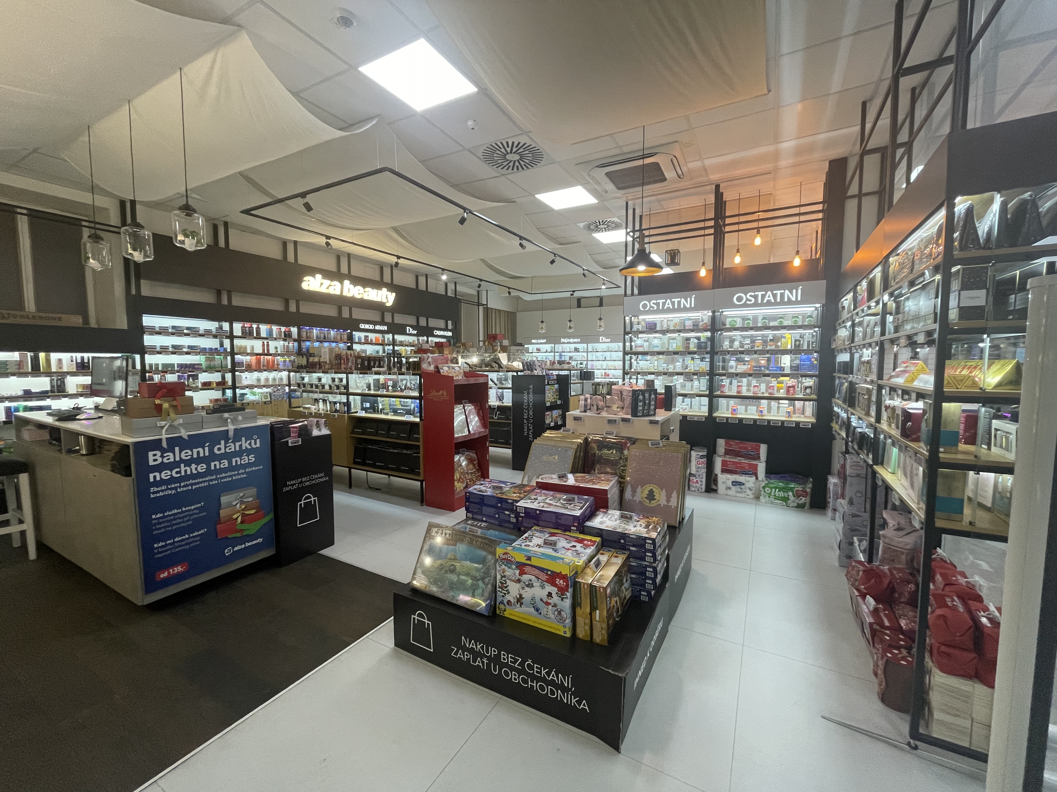 store interior gift sets