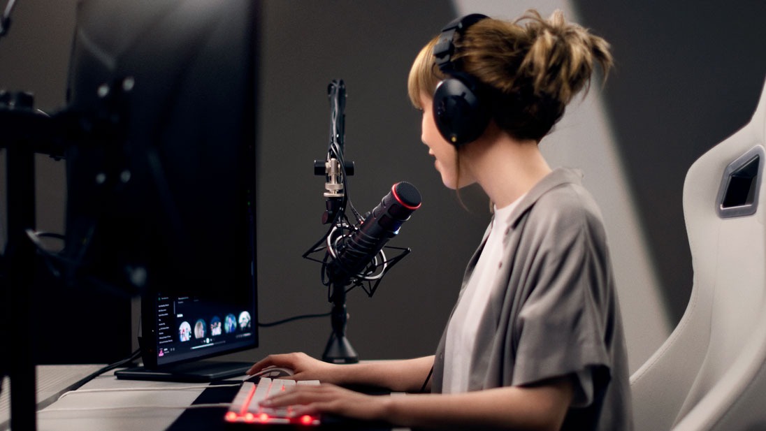 streamer using microphone and headphones