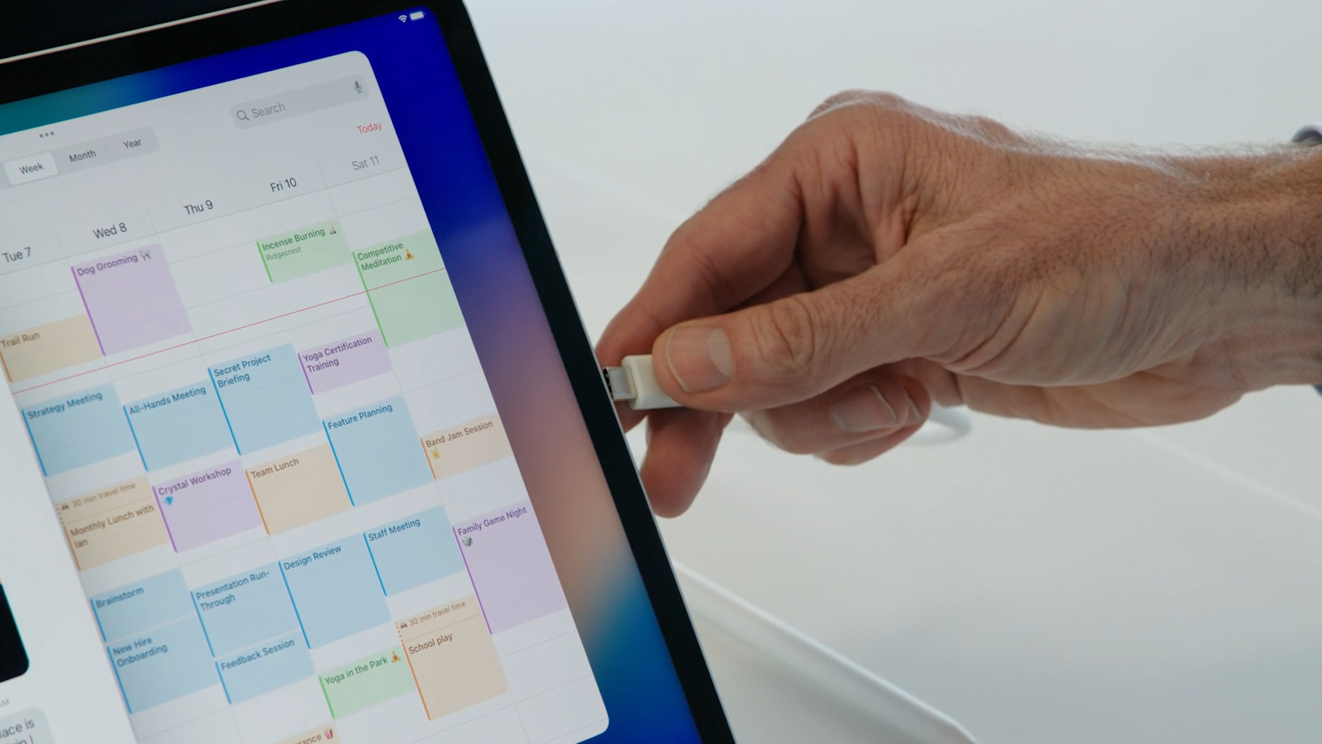 hand connecting usb to ipad