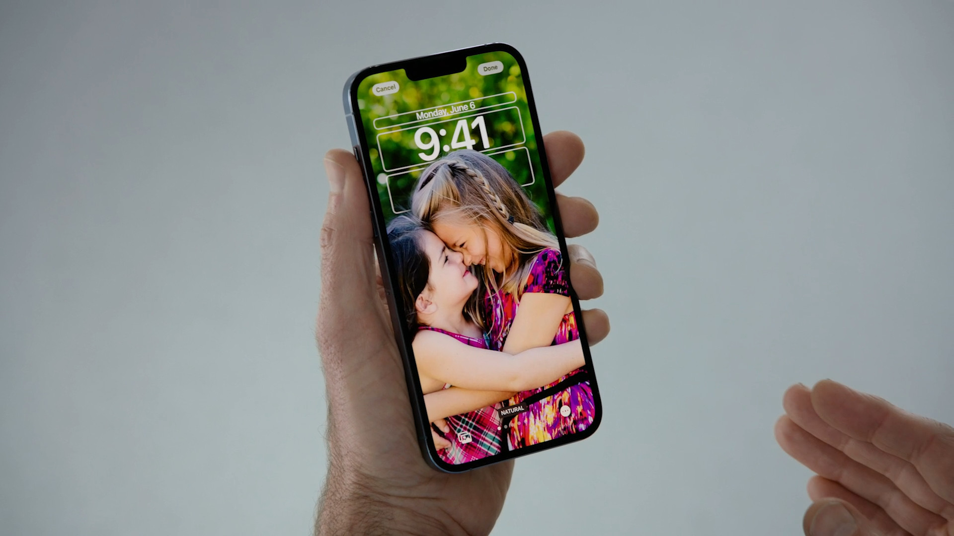 iphone lock screen hugging girls customize