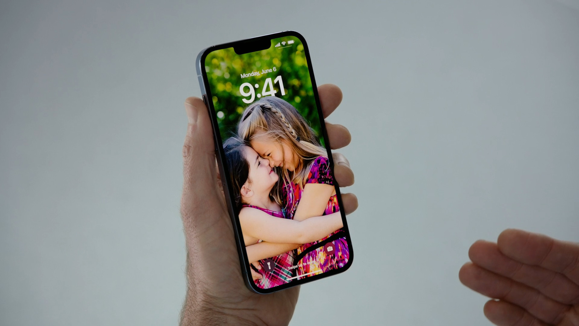 iphone lock screen hugging girls