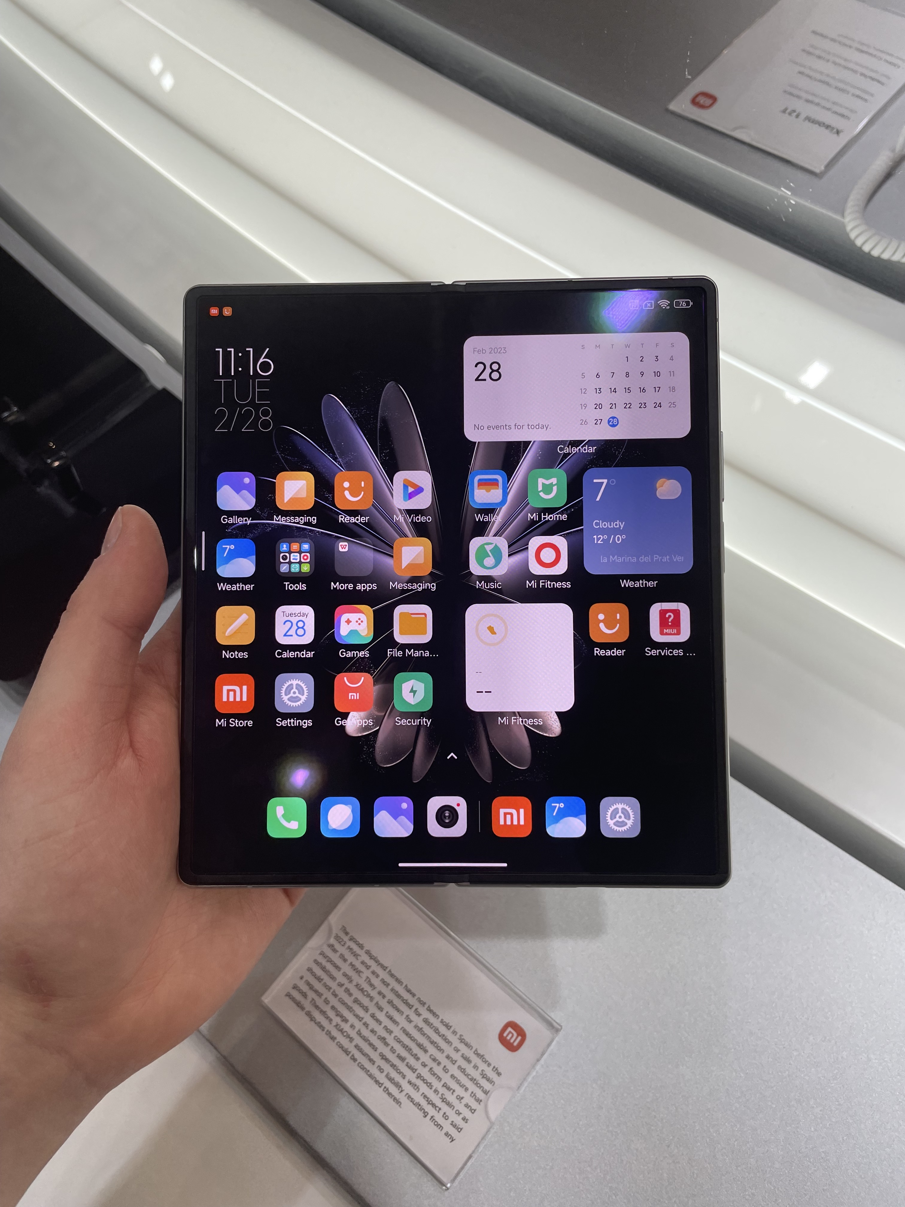 foldable smartphone display foldable smartphone display
