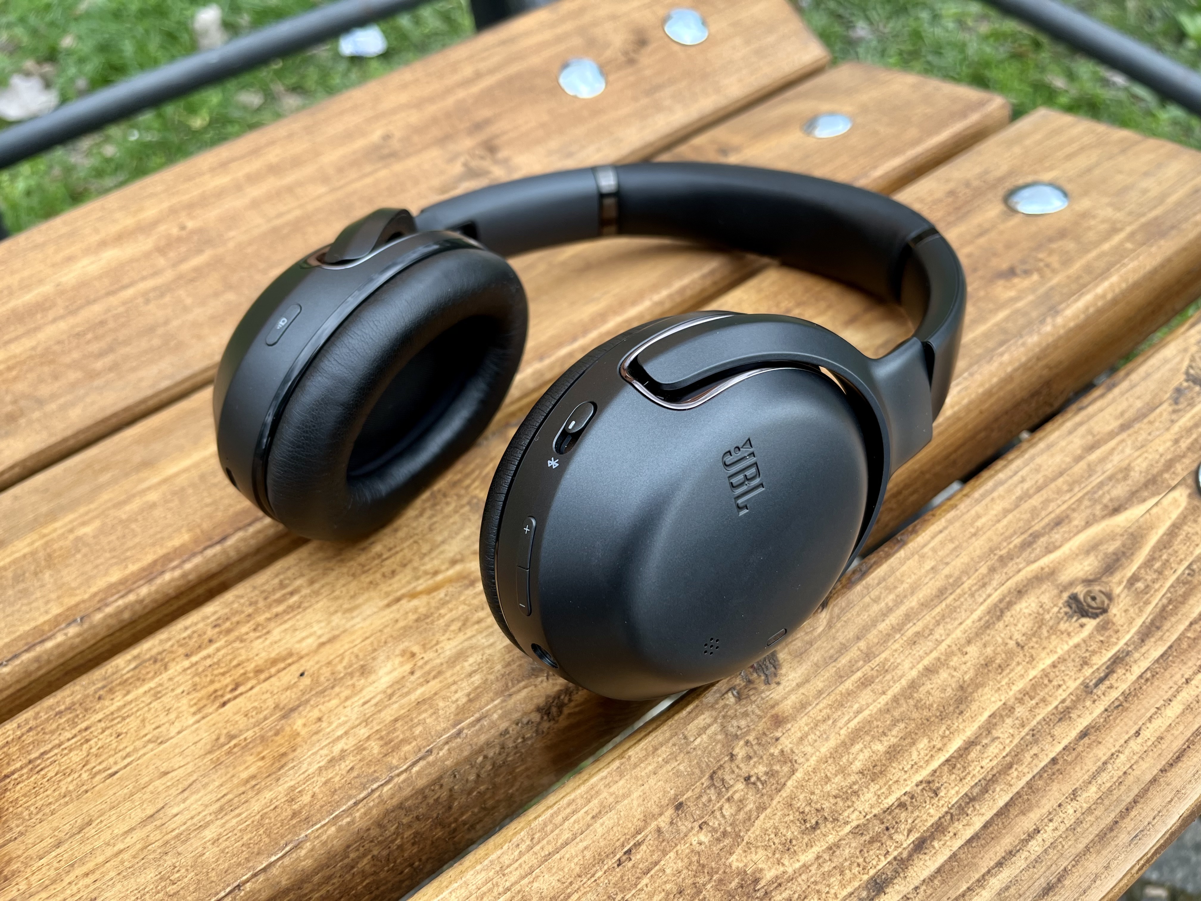 Recenze JBL Tour One M2: Povedená ANC sluchátka s bohatou výbavou