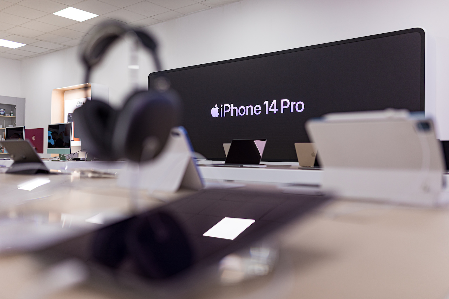 headphones display with iphone background