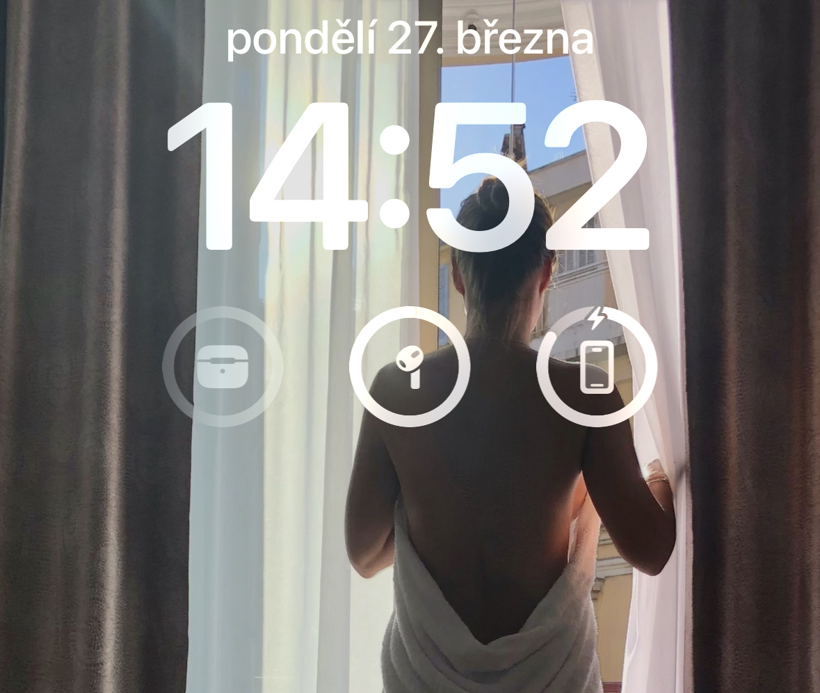 Jak zobrazit na zamknuté obrazovce iPhone stav baterie dalších zařízení