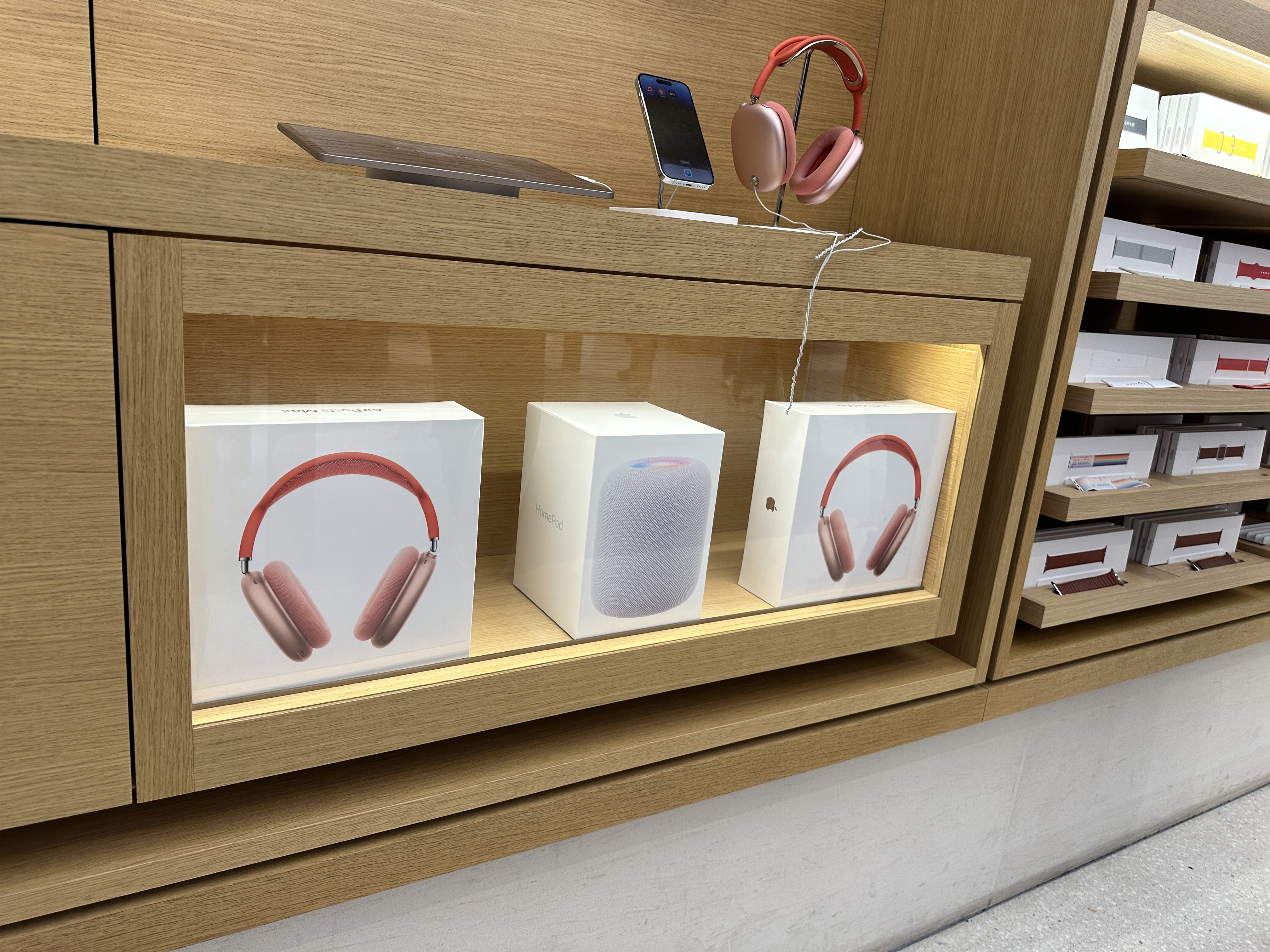apple store headphones display