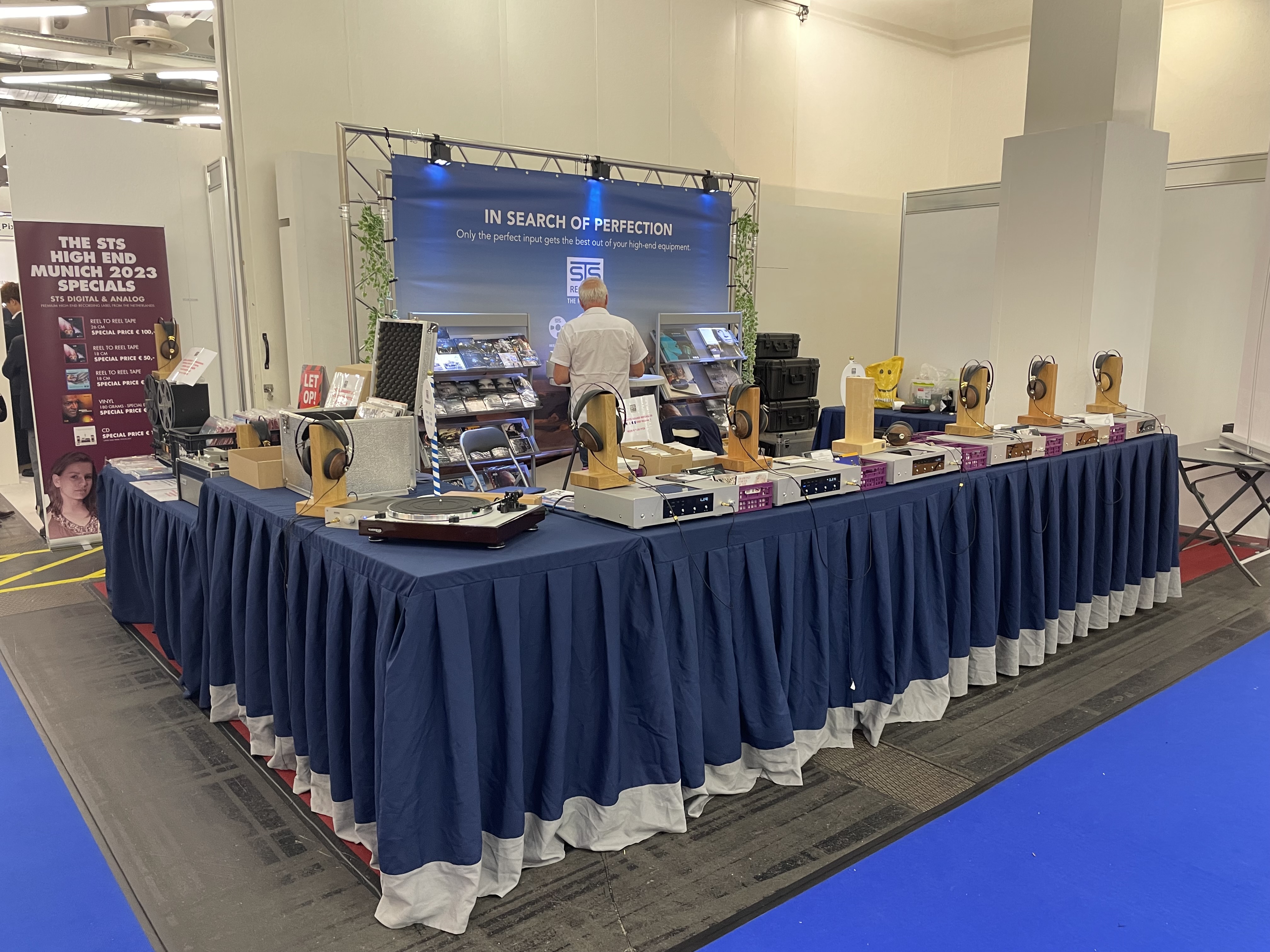 audio equipment display table