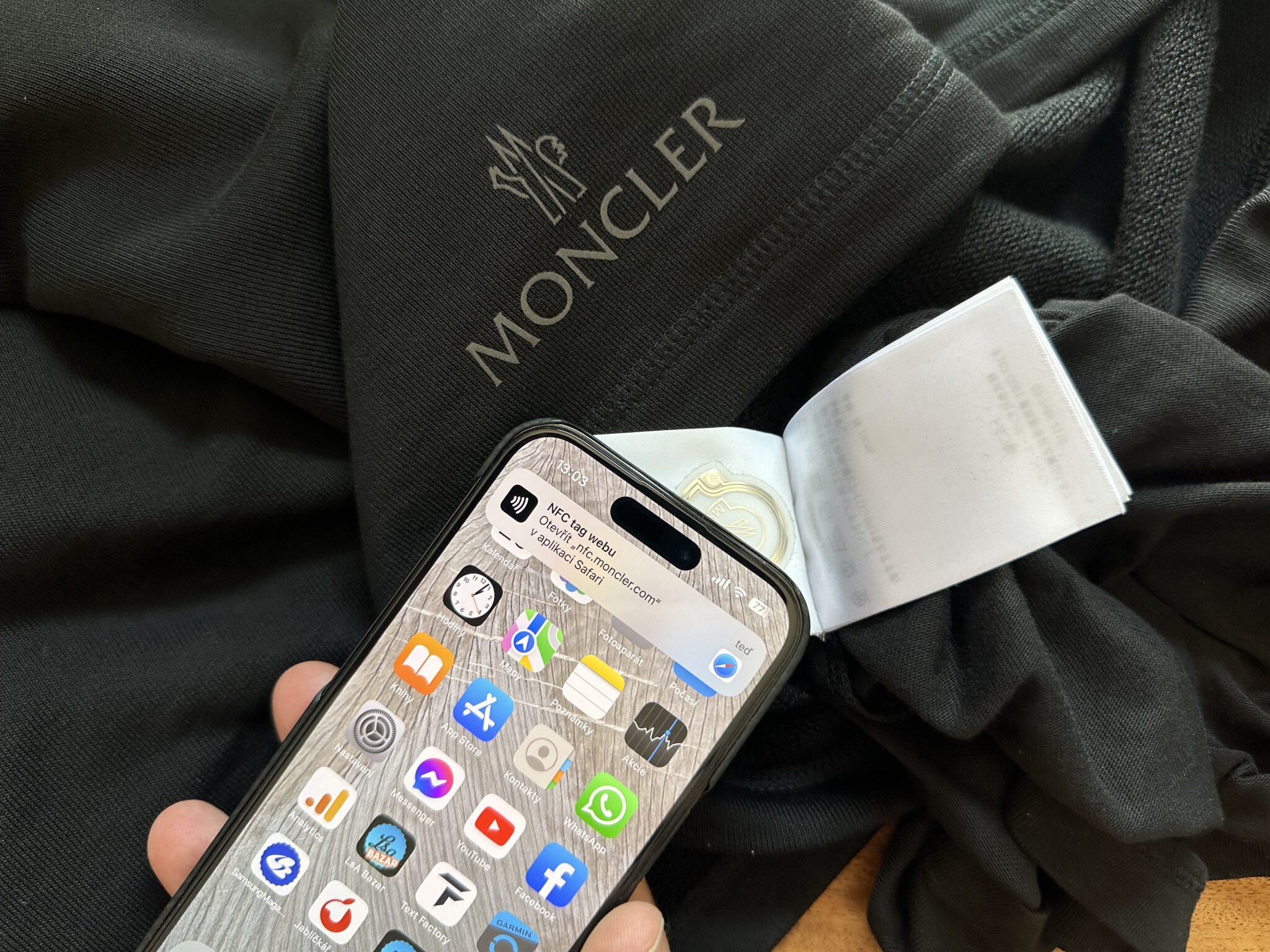 Jak ověřit pravost oblečení Moncler pomocí iPhone? Jde to snadno ...