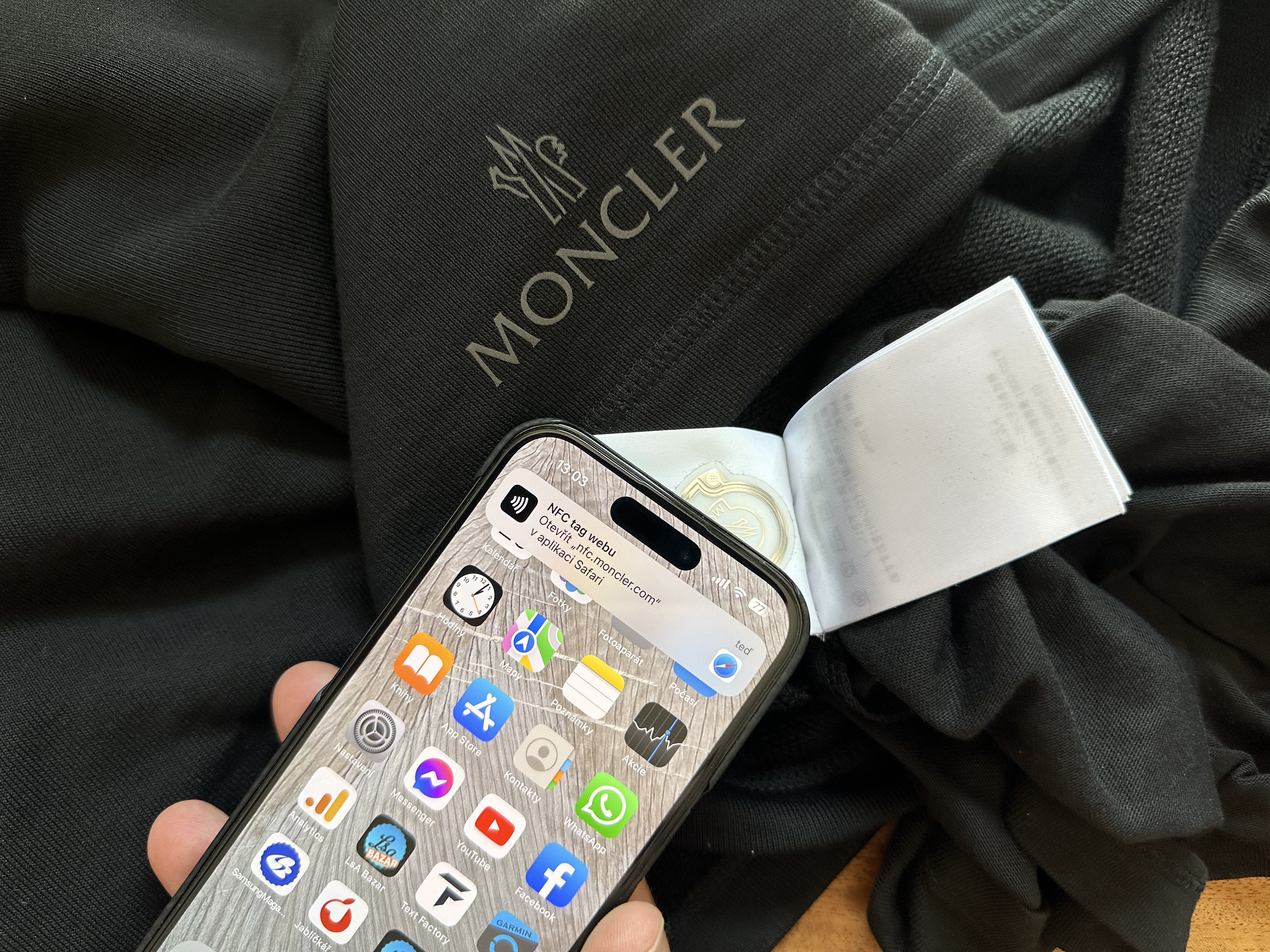 Jak ov it pravost oble en Moncler pomoc iPhone Jde to snadno