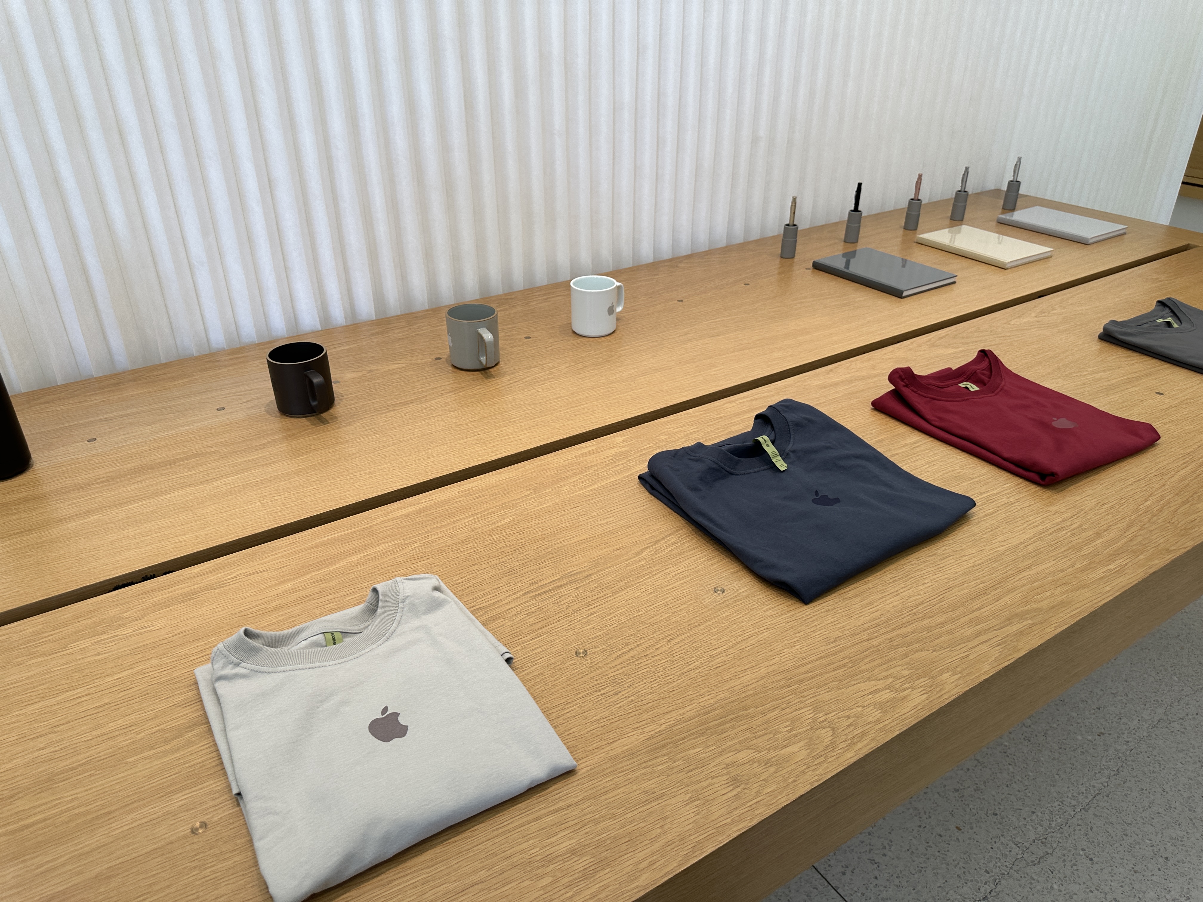 apple merchandise tshirts