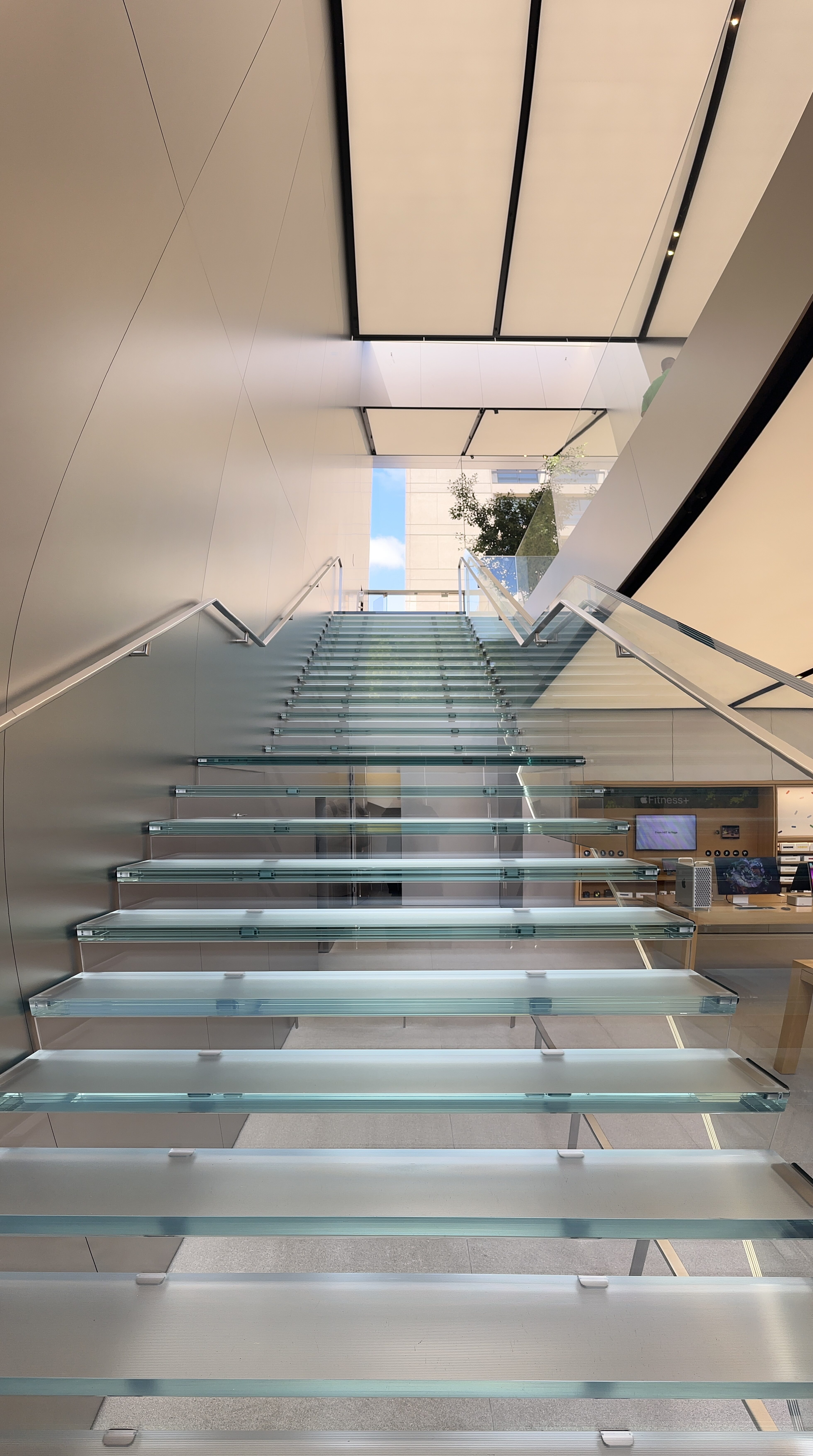 apple store sklenene schody