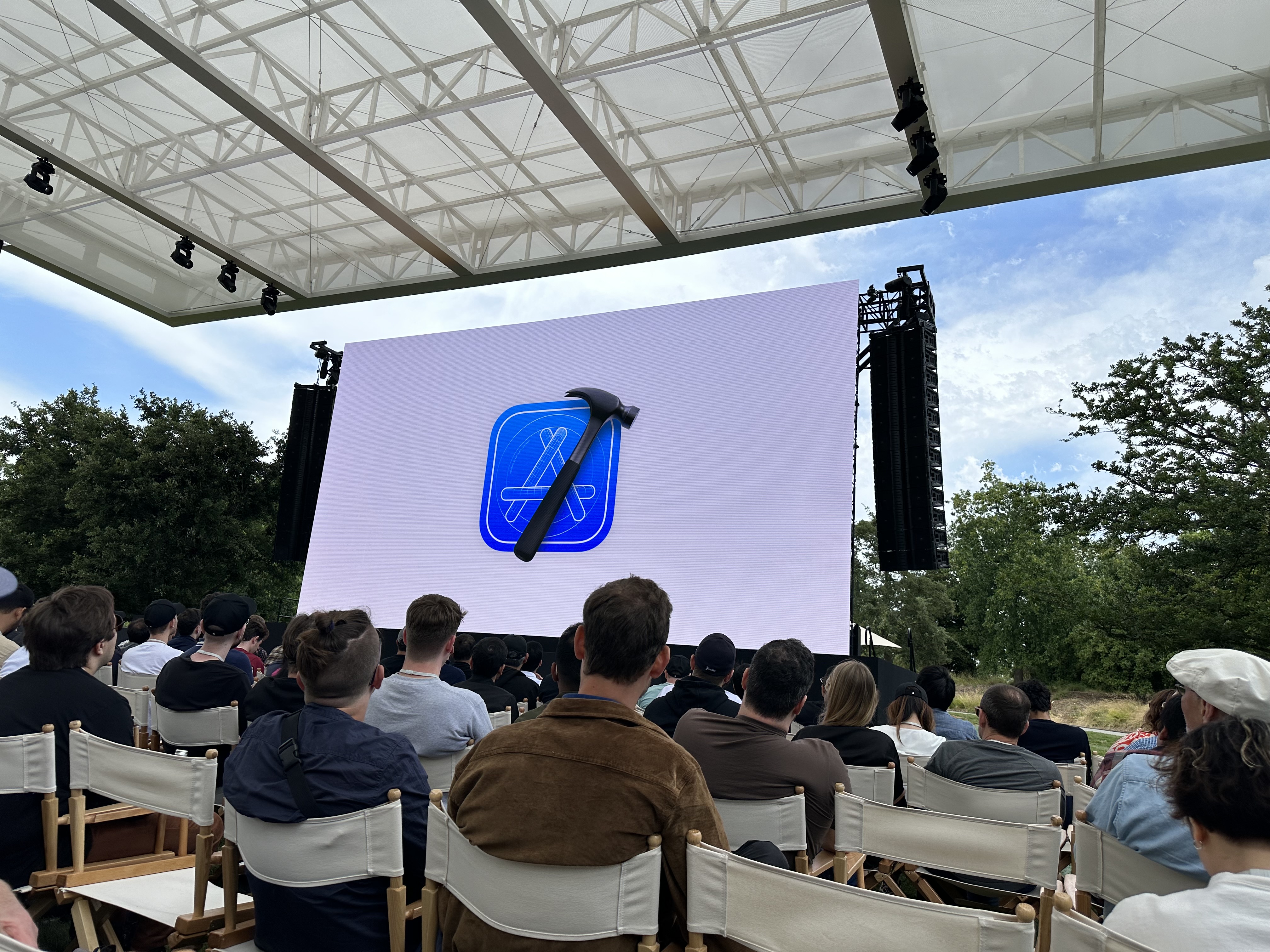 Apple zve vývojáře na další řadu setkání. Včetně těch, kde si vyzkouší Vision Pro