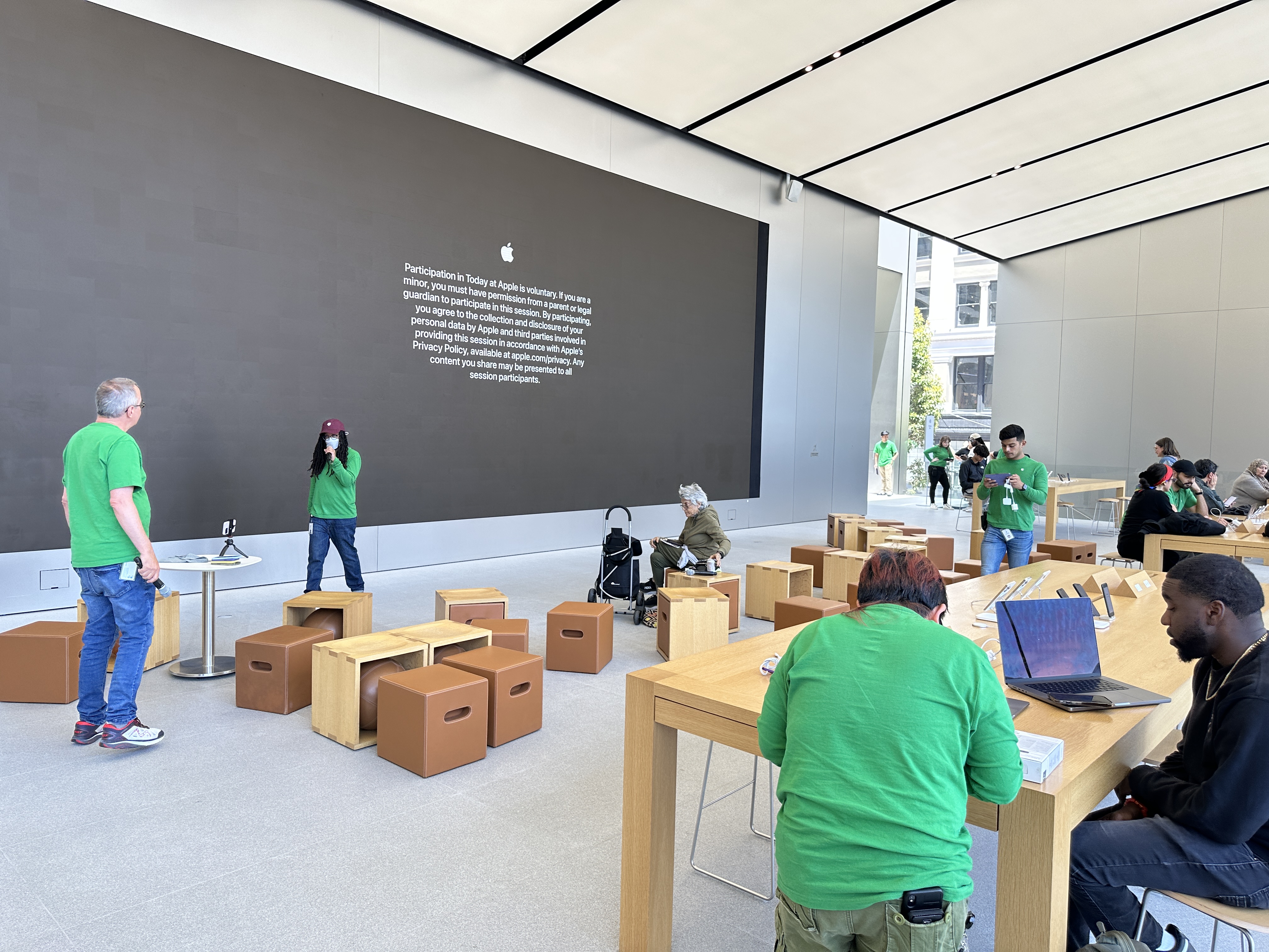 tech store presentation