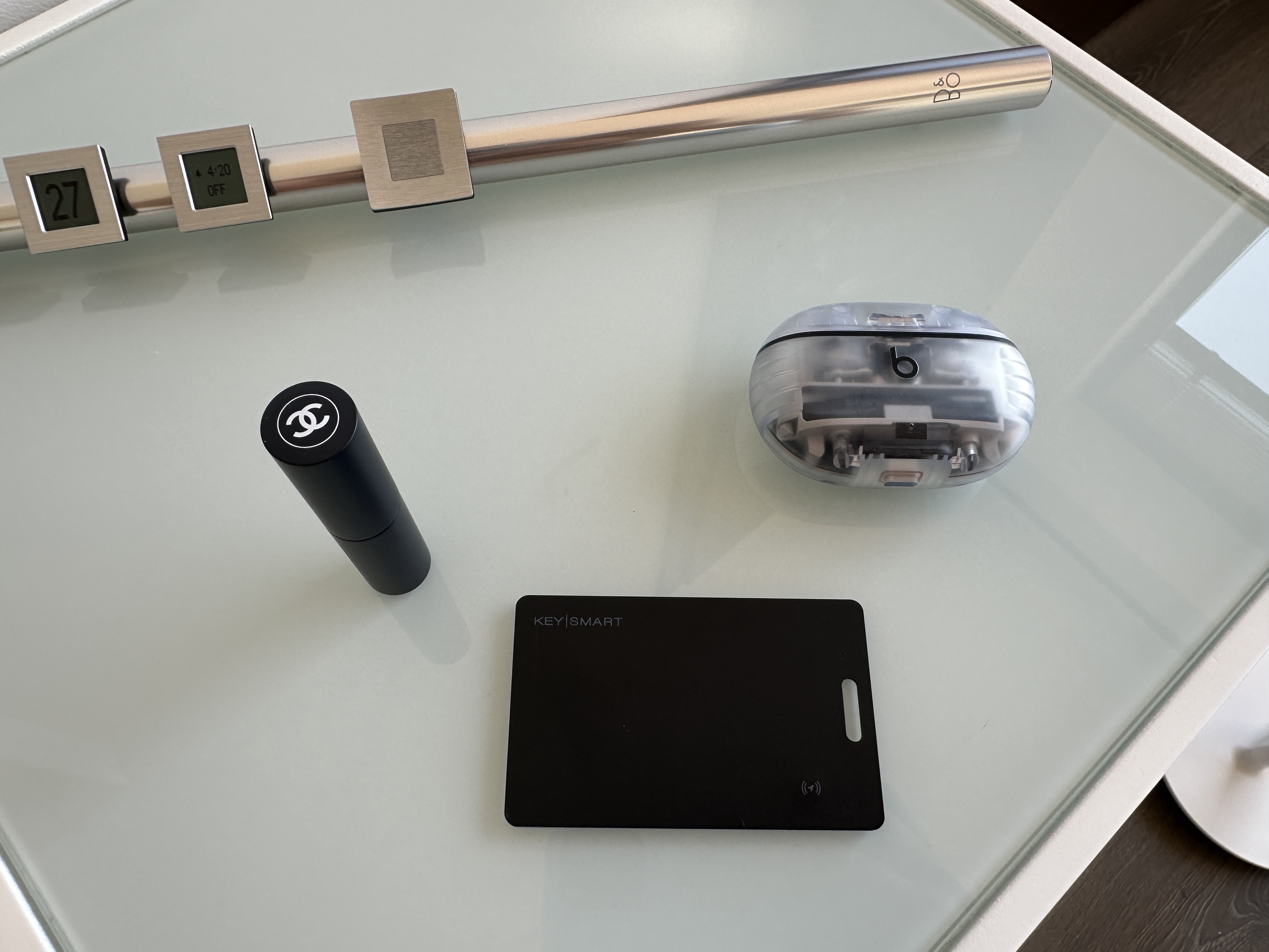 desk items arrangement