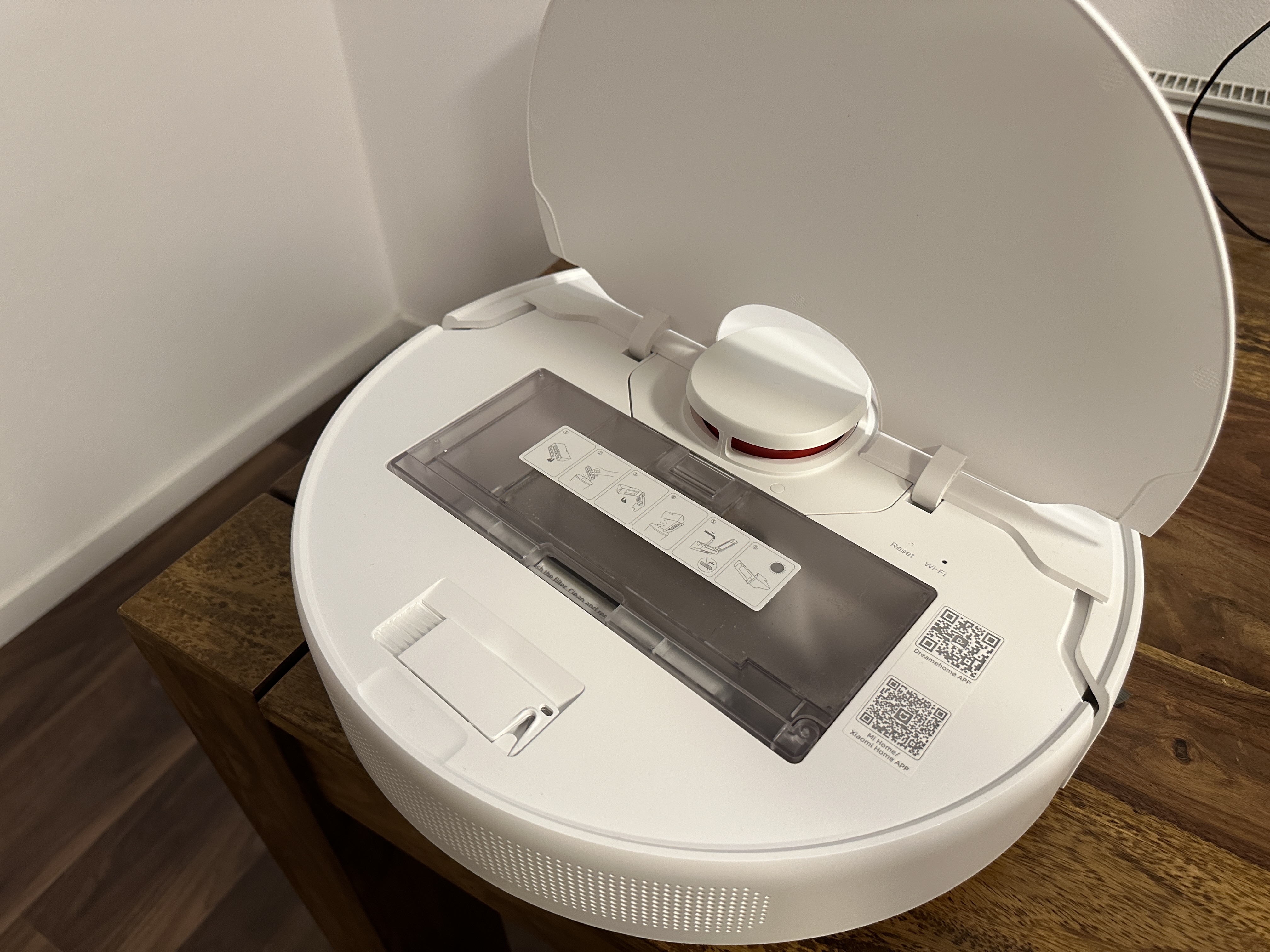 robot vacuum open lid