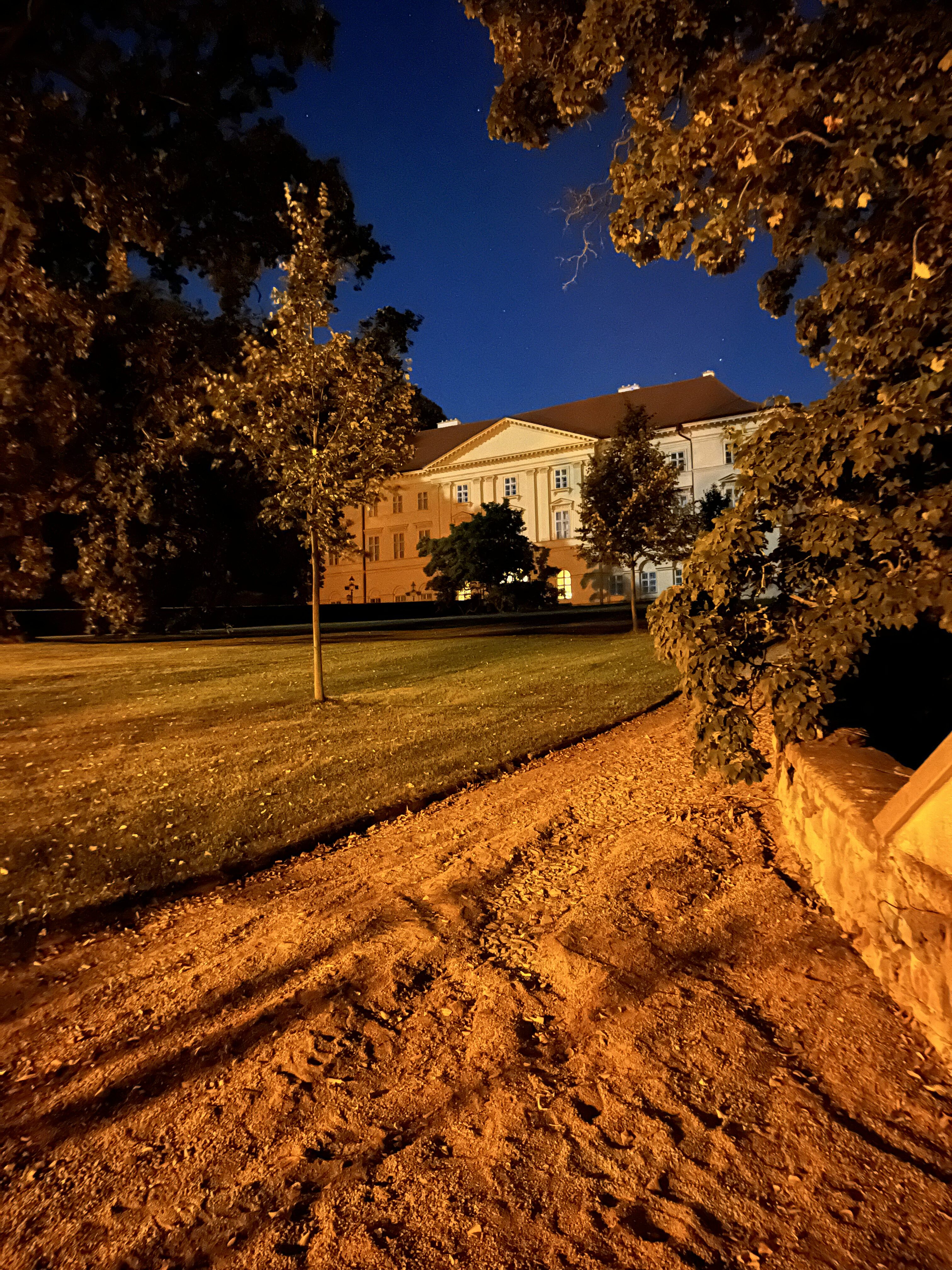 fotky iphone 13 noc 8