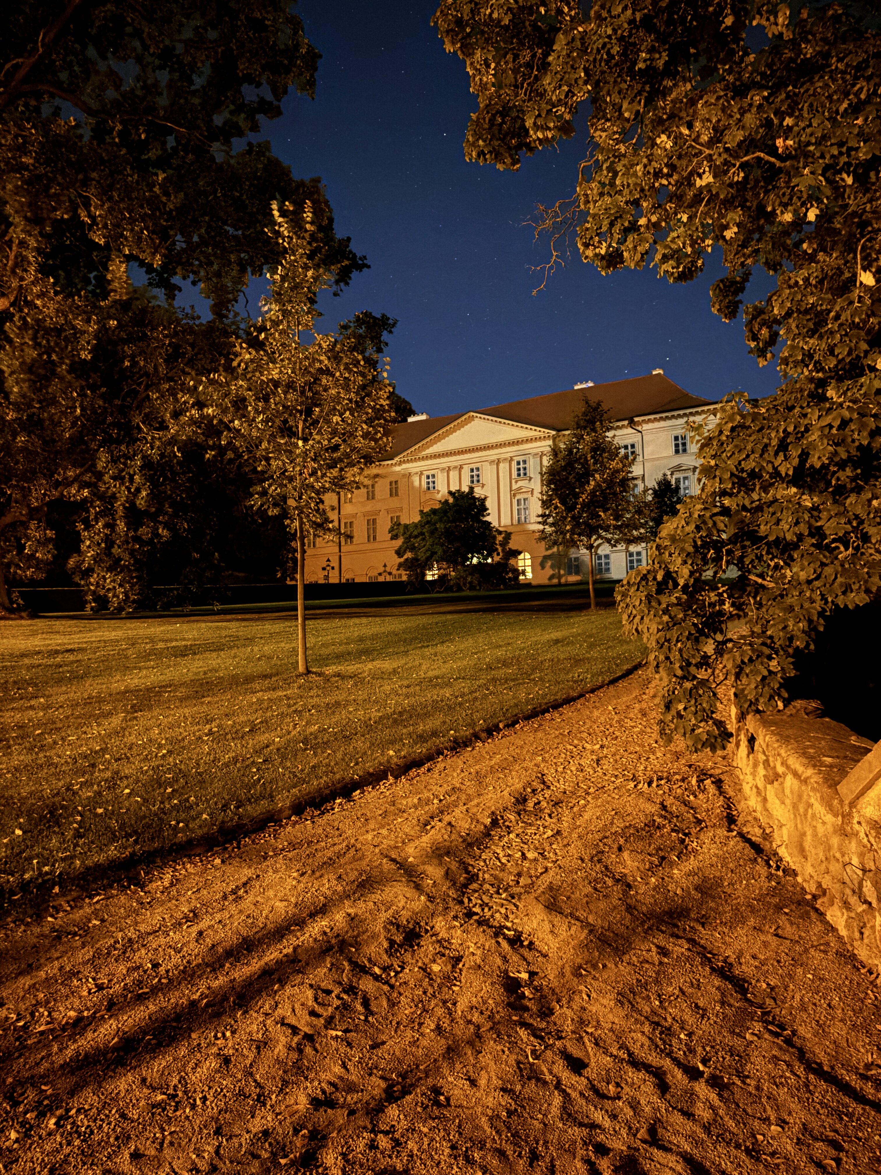 fotky iphone 15 noc 8