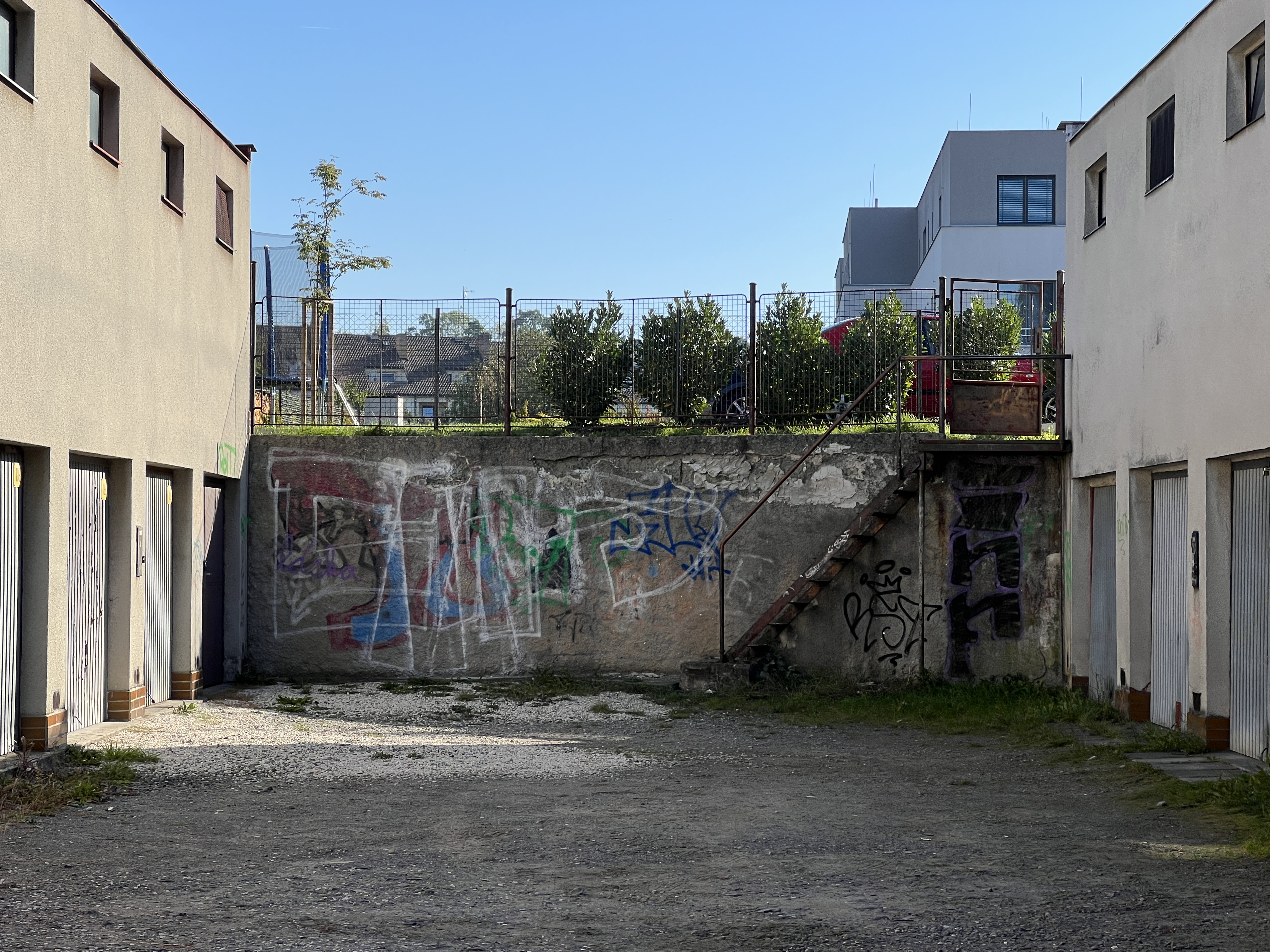 graffiti wall stairs alleyway